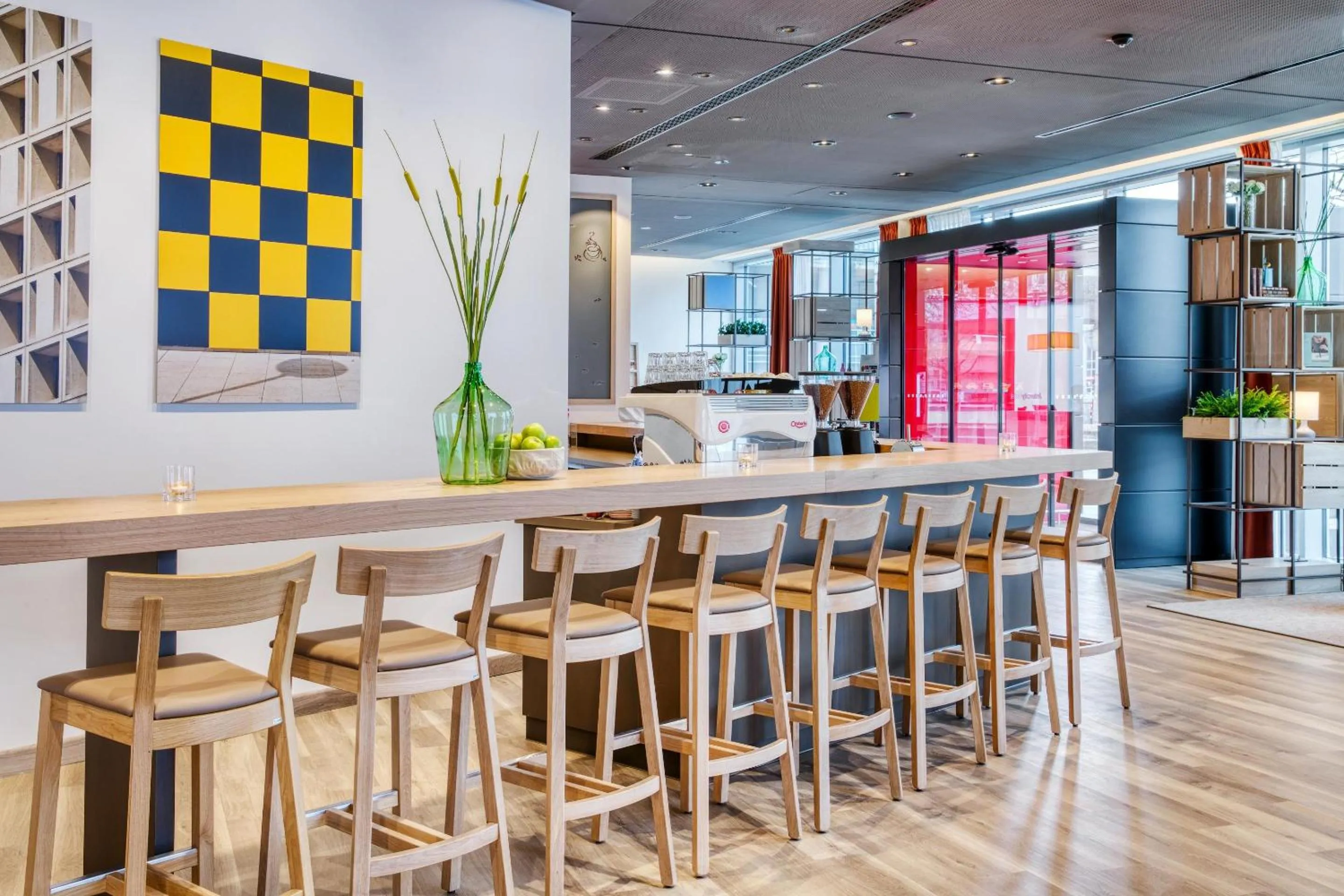 Lounge or bar in IntercityHotel Hannover Hauptbahnhof-Ost