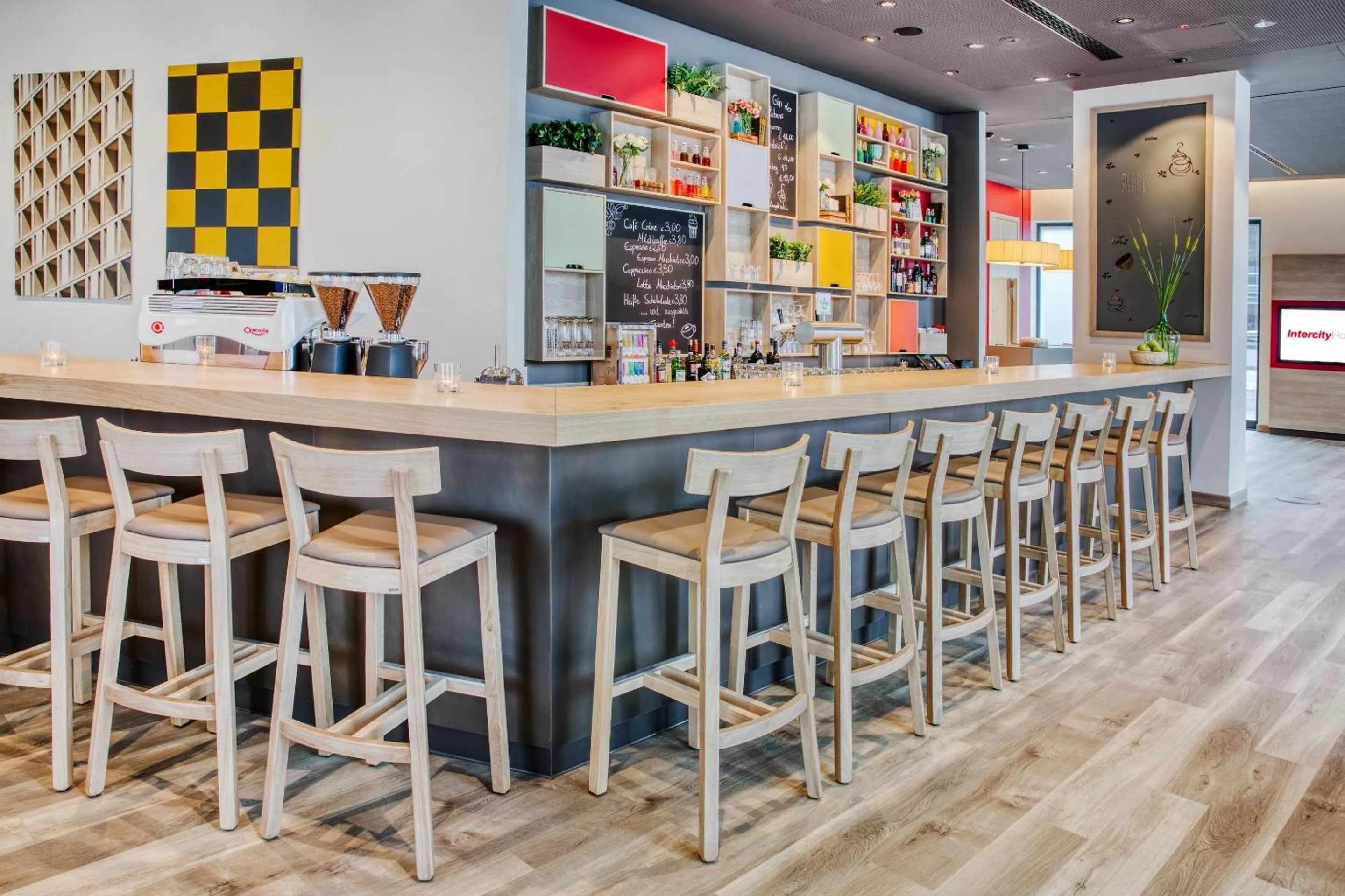 Lounge or bar in IntercityHotel Hannover Hauptbahnhof-Ost