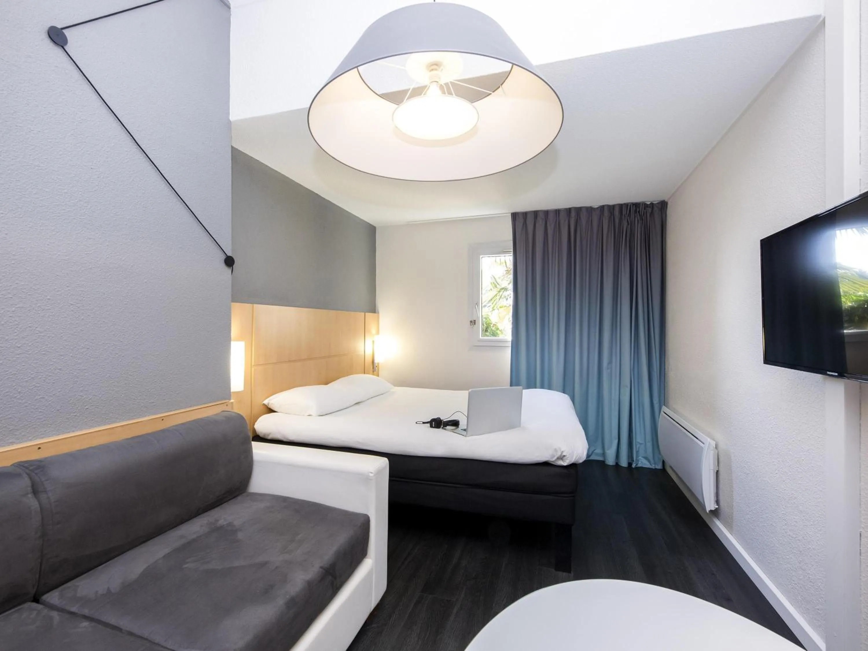 Bedroom, Bed in ibis Sisteron