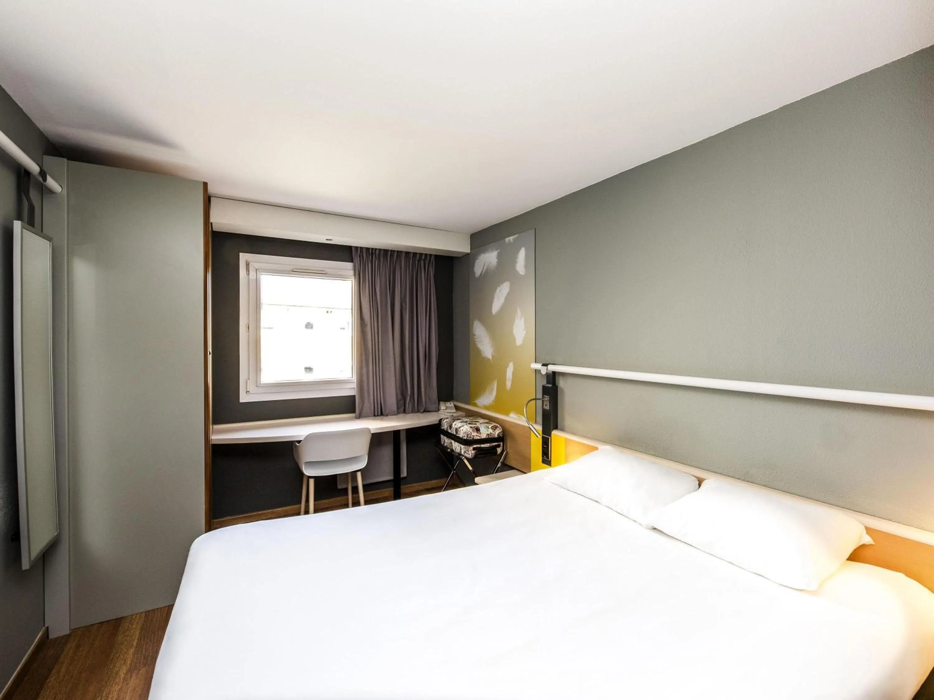 Bedroom, Bed in ibis Sisteron