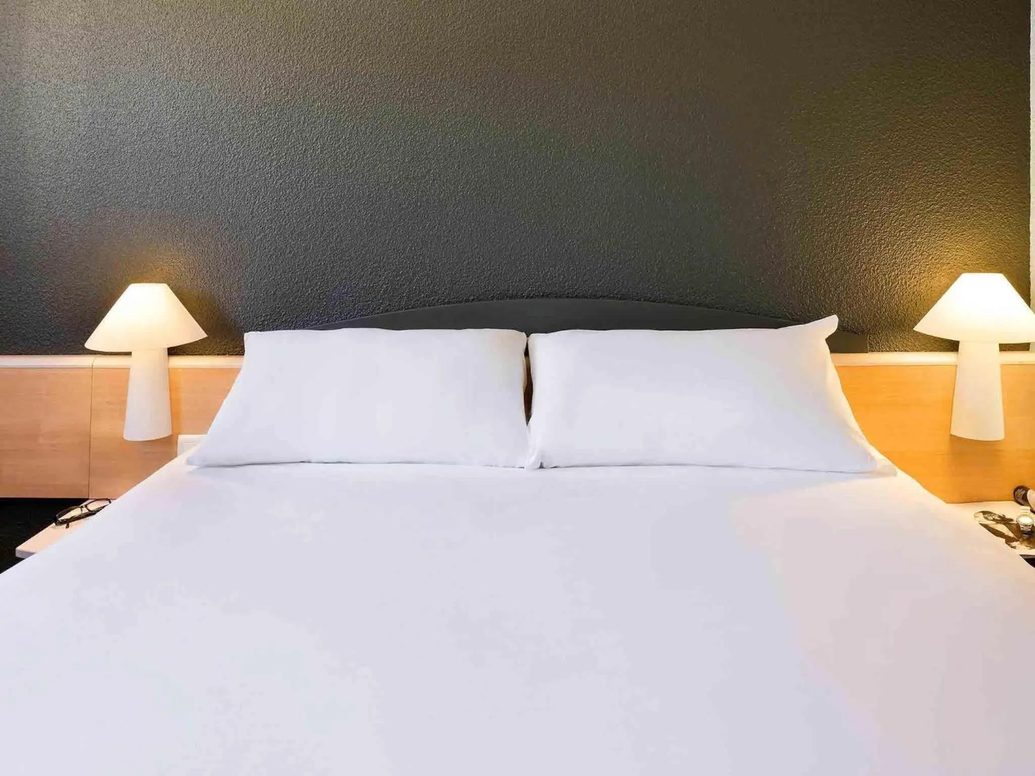 Bedroom, Bed in ibis Sisteron