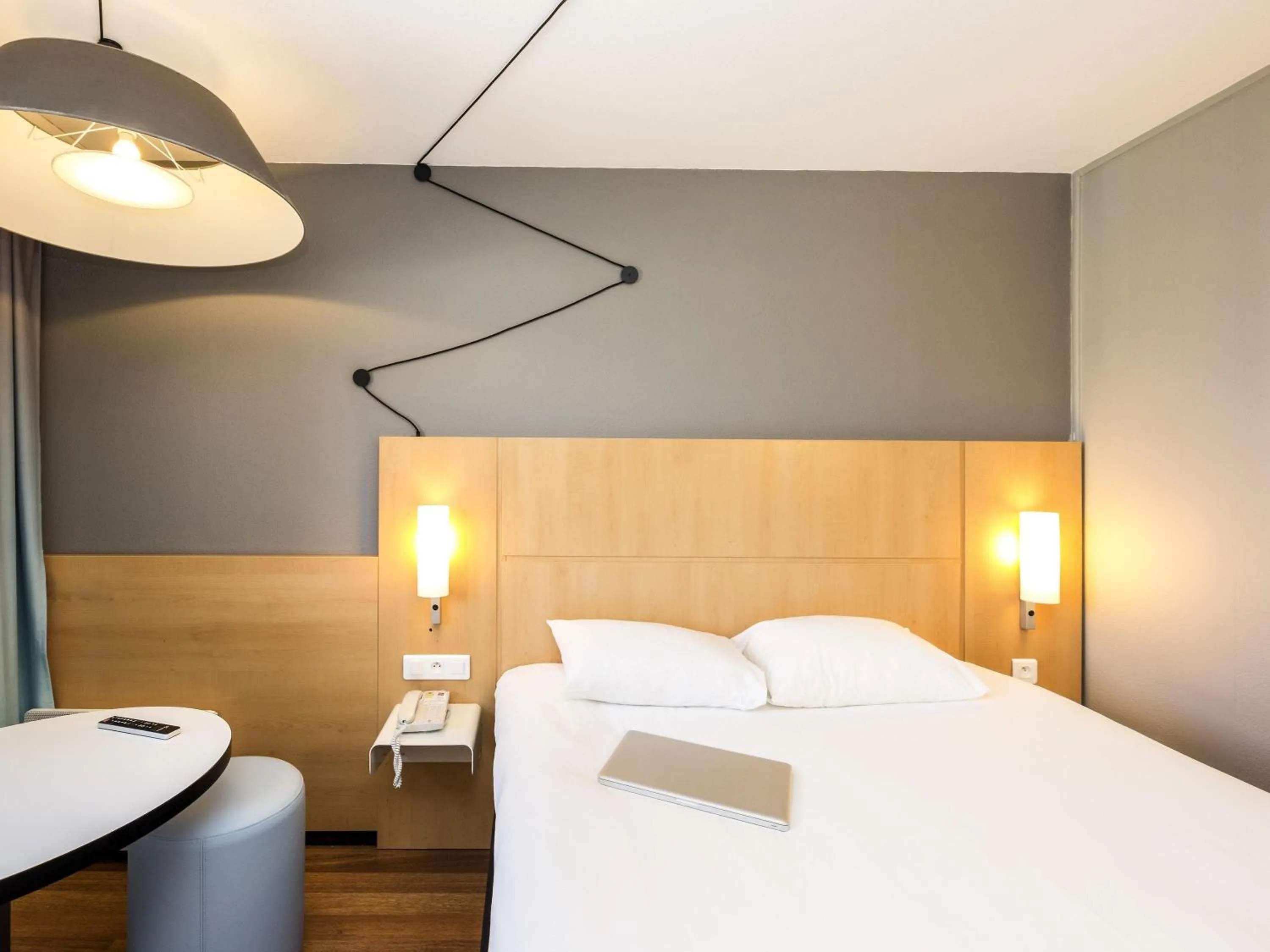 Bedroom, Bed in ibis Sisteron