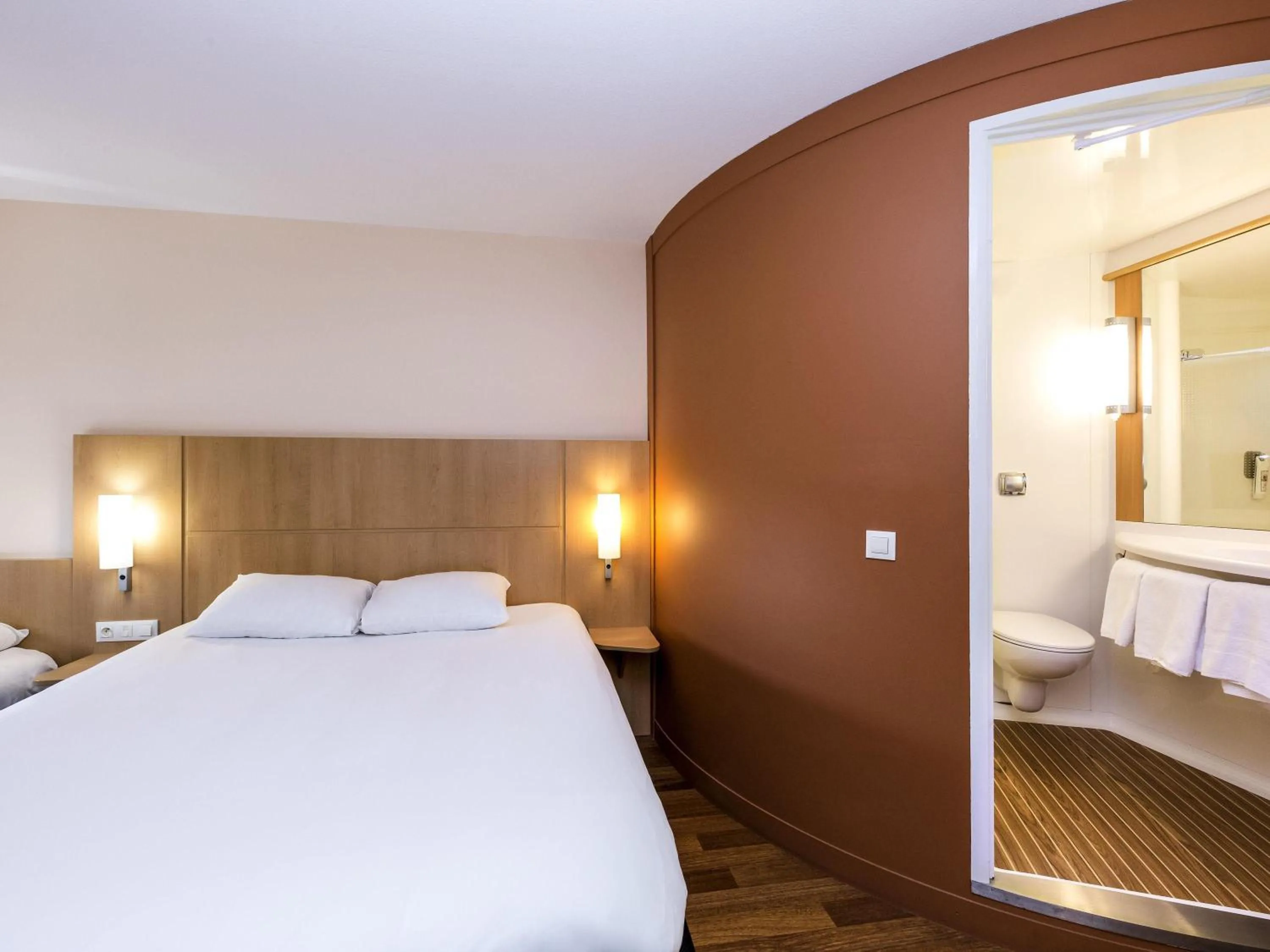 Bedroom, Bed in ibis Sisteron