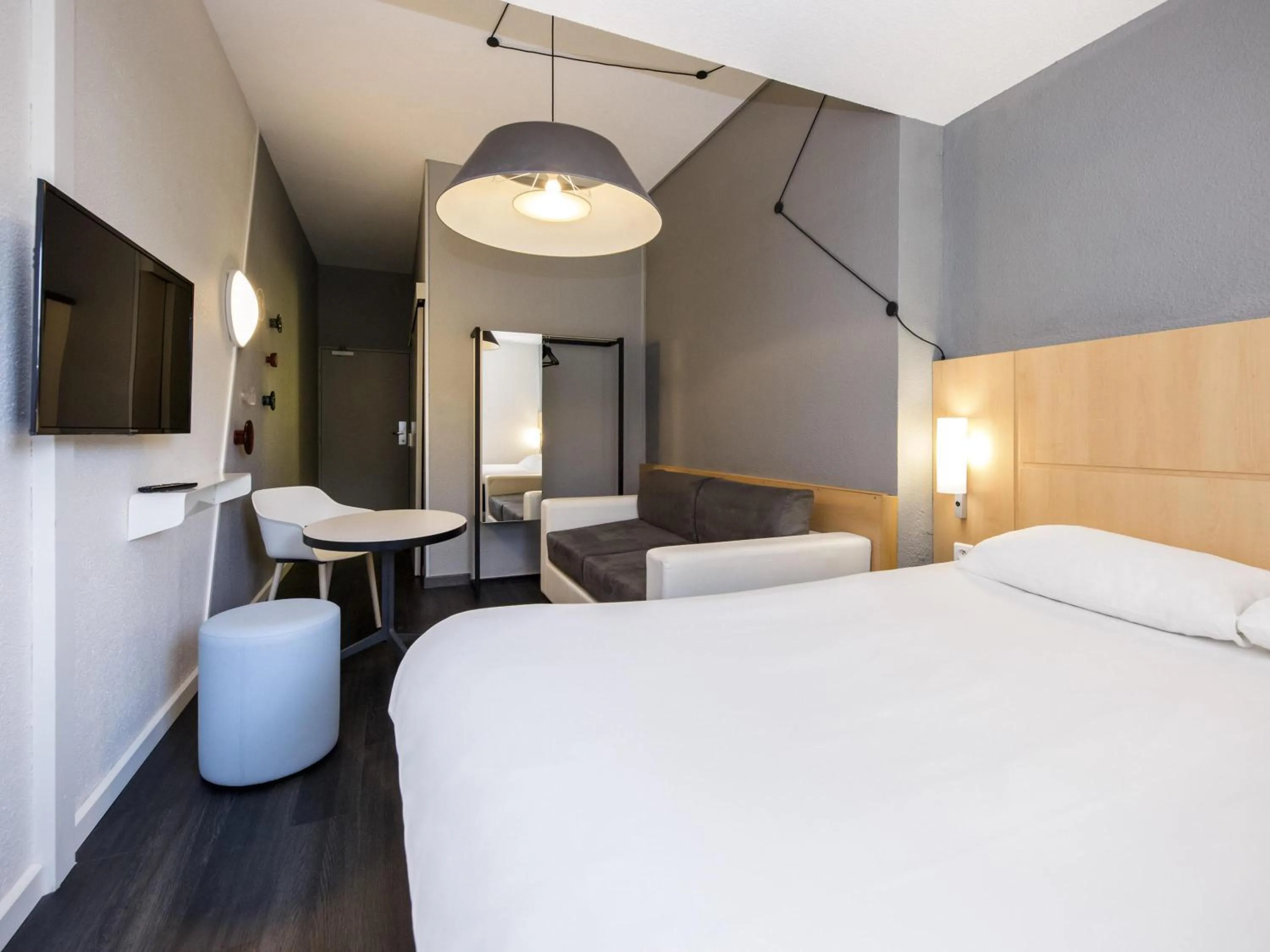 Bedroom, Bed in ibis Sisteron