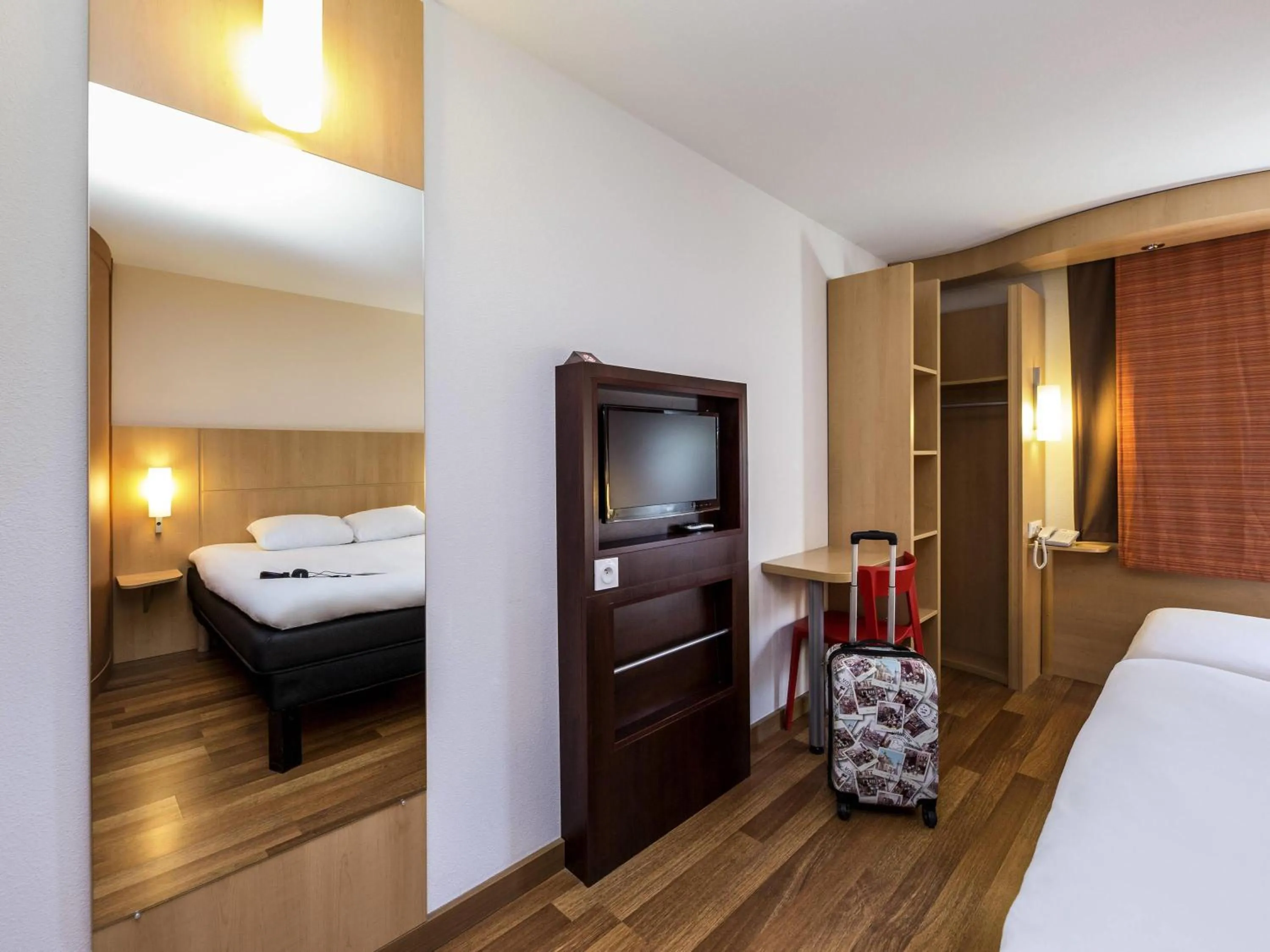 Bedroom, Bed in ibis Sisteron