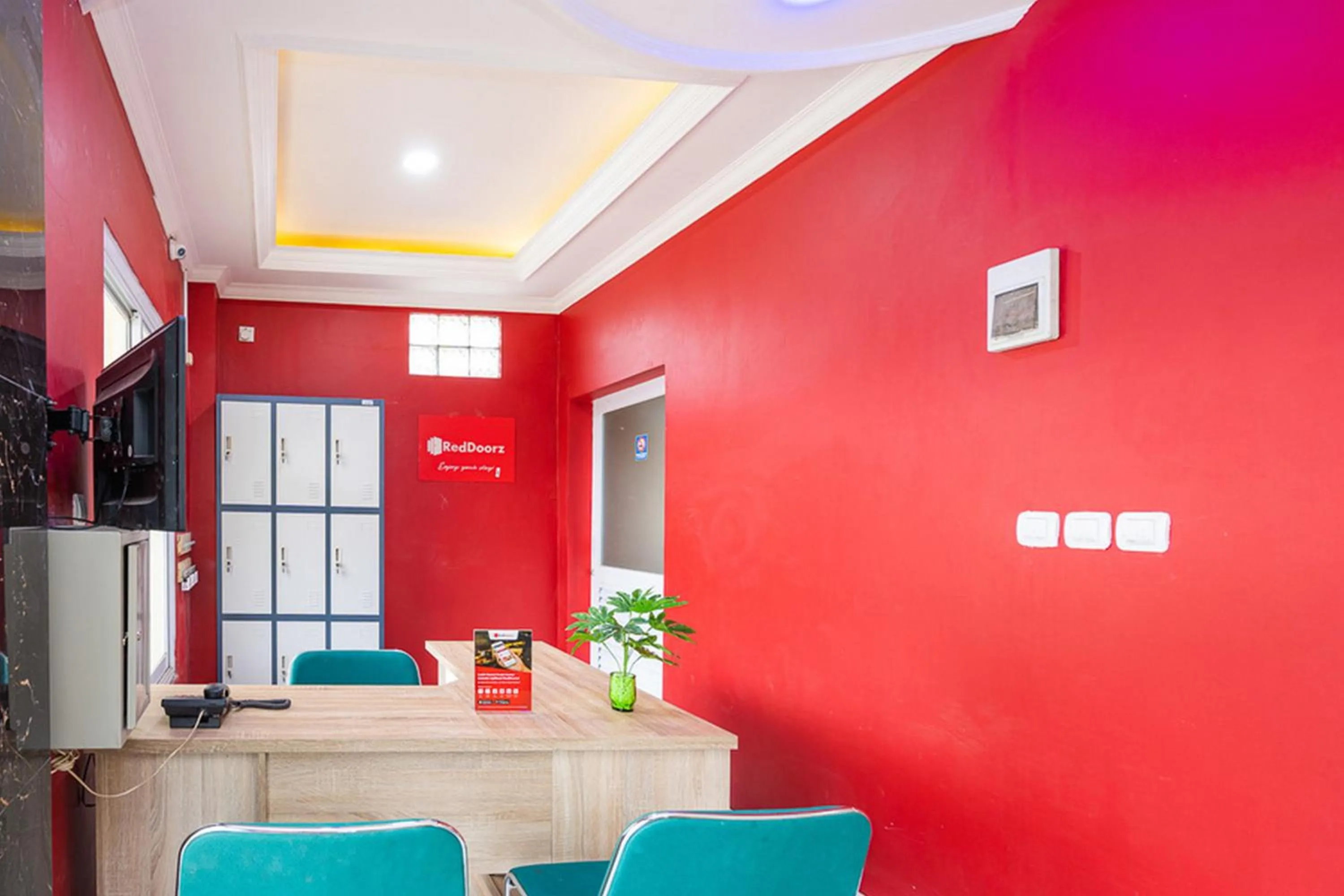 Lobby or reception in RedDoorz Syariah near Exit Toll Ciawi