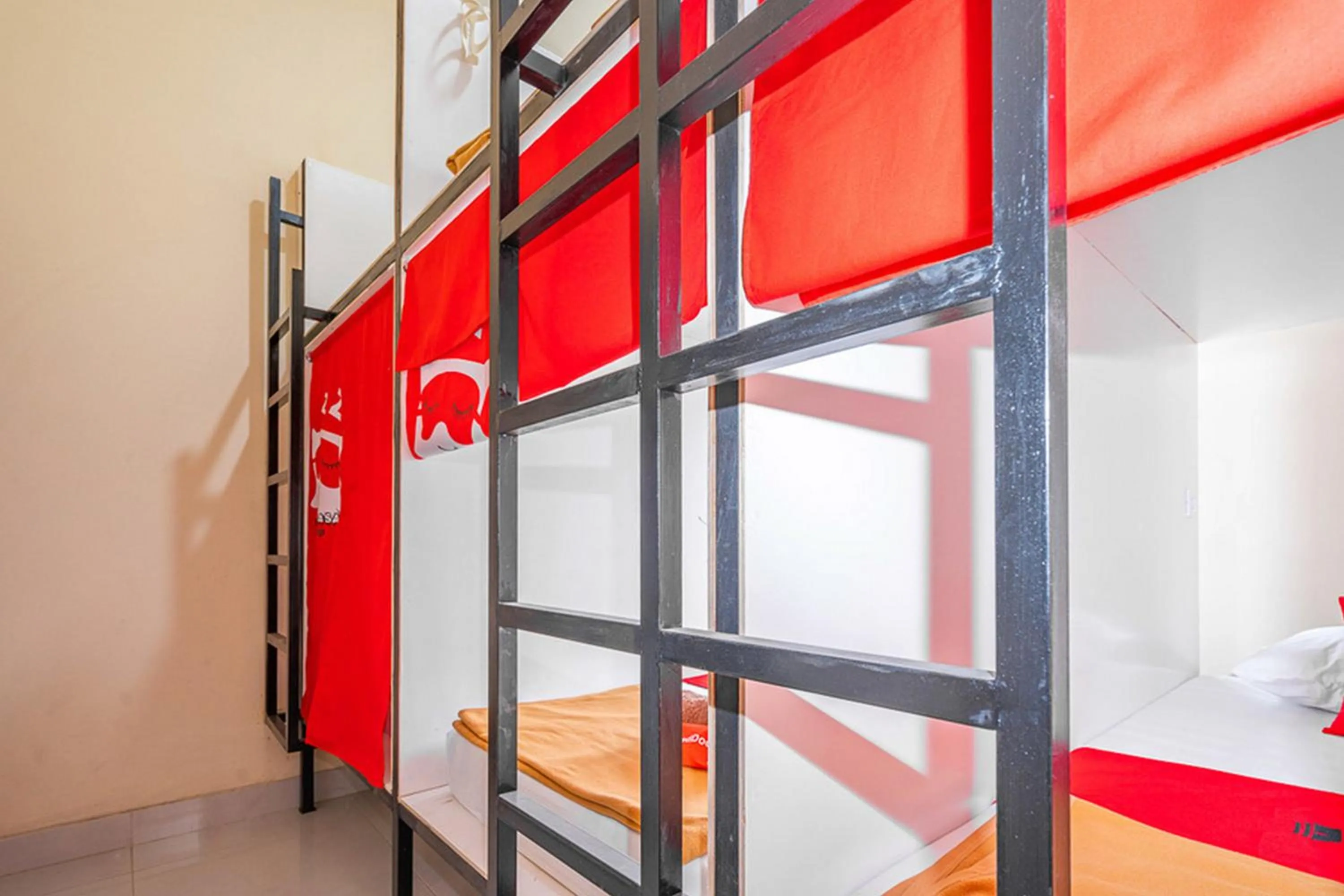 Bedroom, Bed in RedDoorz Syariah near Exit Toll Ciawi