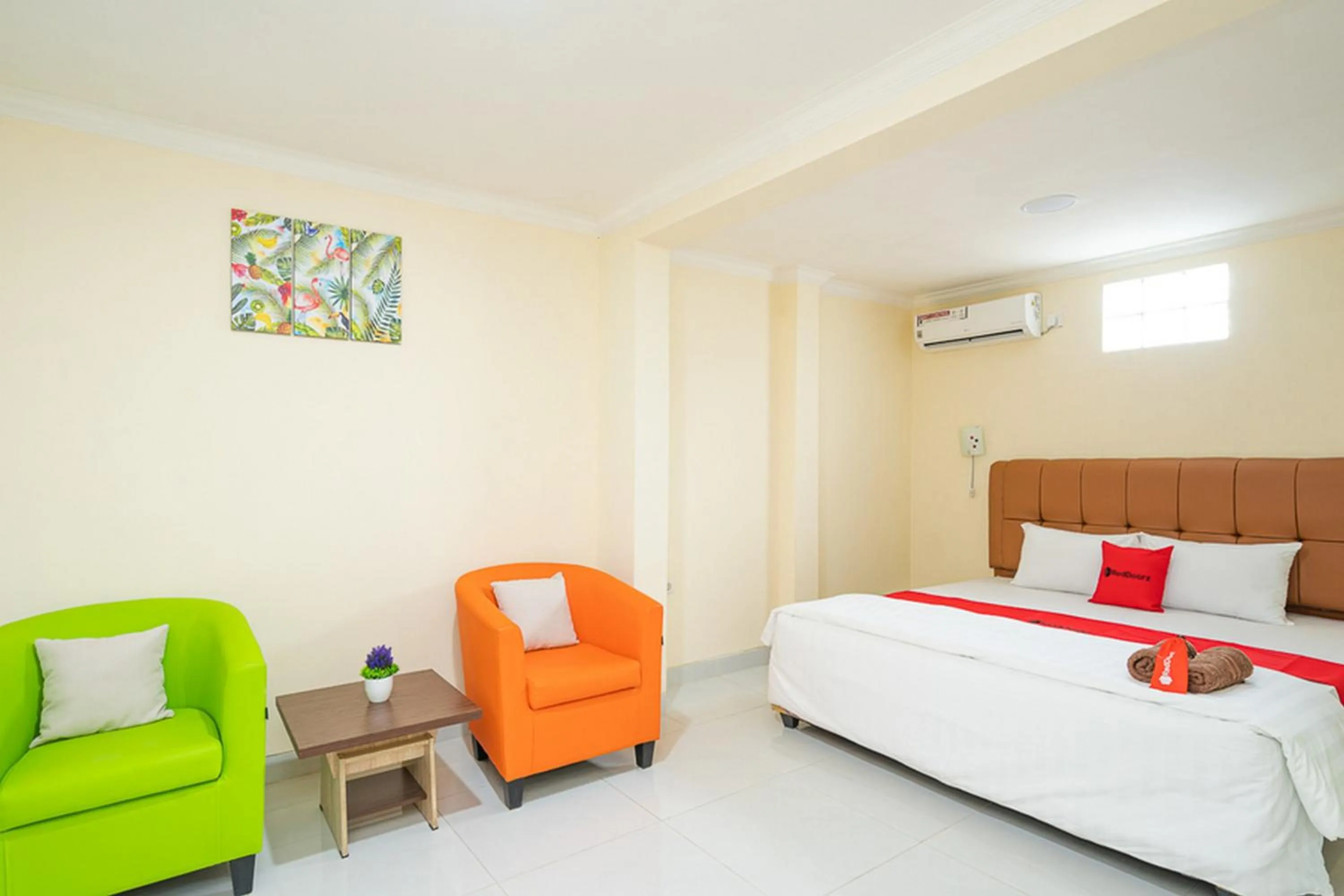 Bedroom, Bed in RedDoorz Syariah near Exit Toll Ciawi