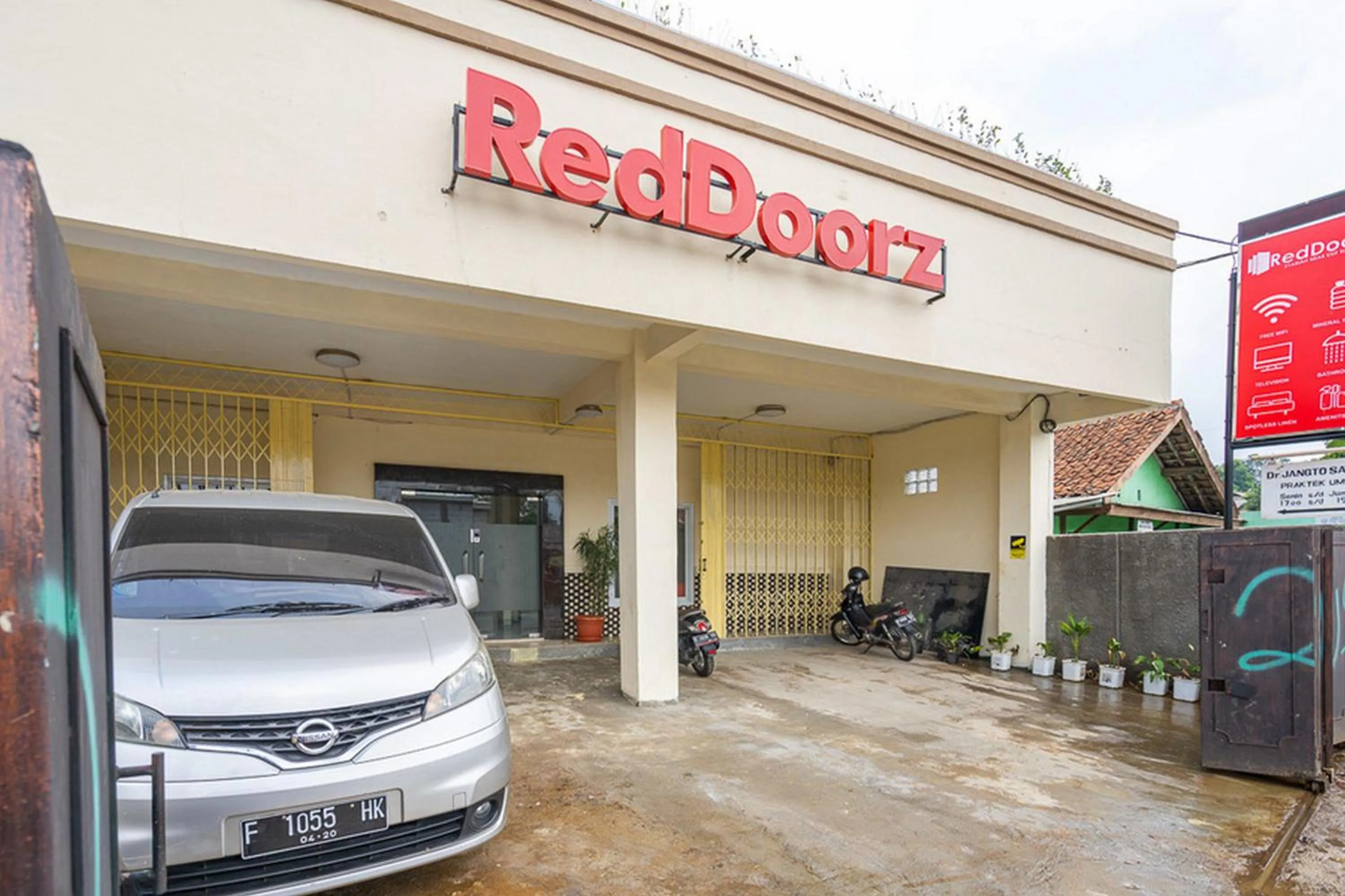 Property logo or sign in RedDoorz Syariah near Exit Toll Ciawi