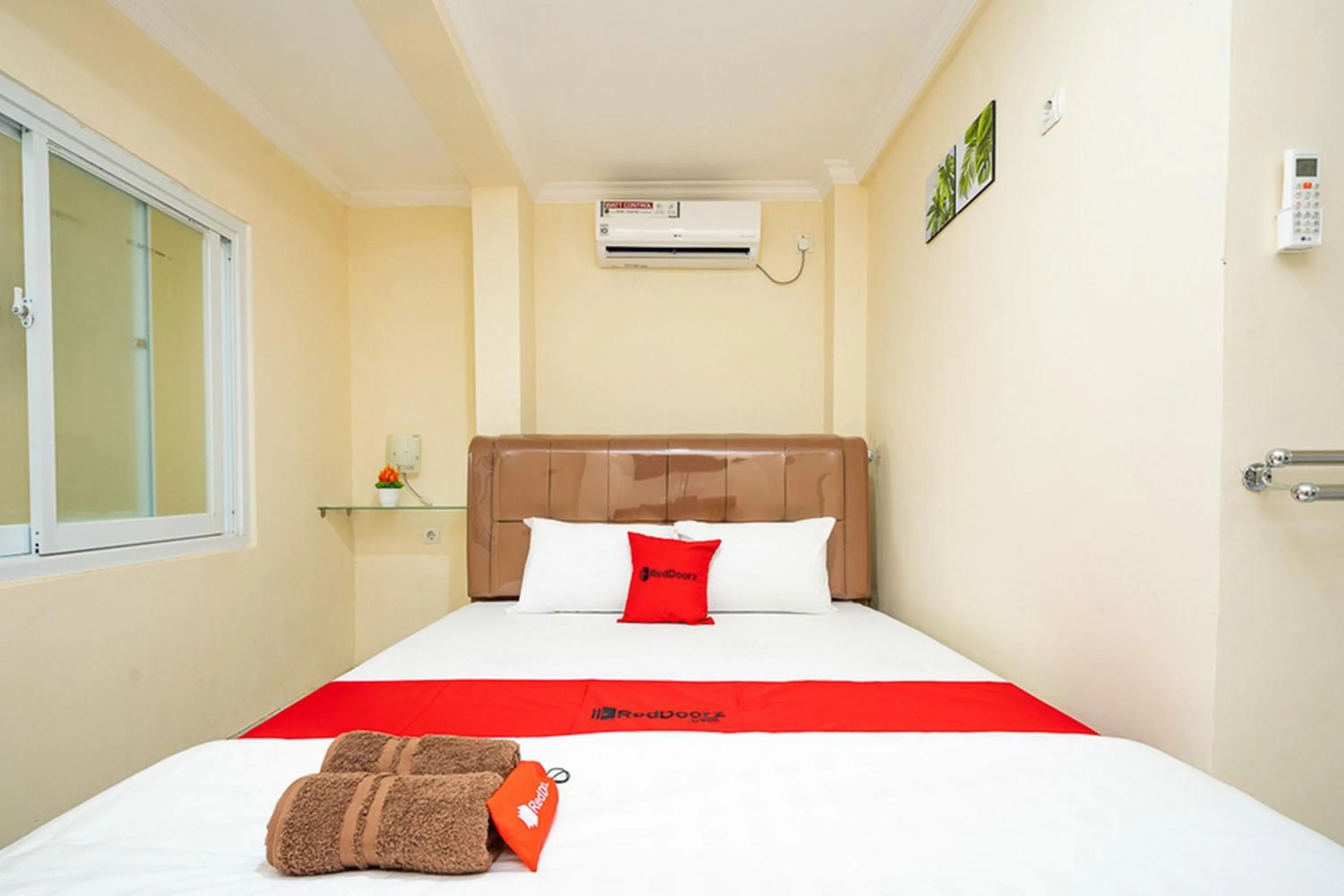 Bedroom, Bed in RedDoorz Syariah near Exit Toll Ciawi