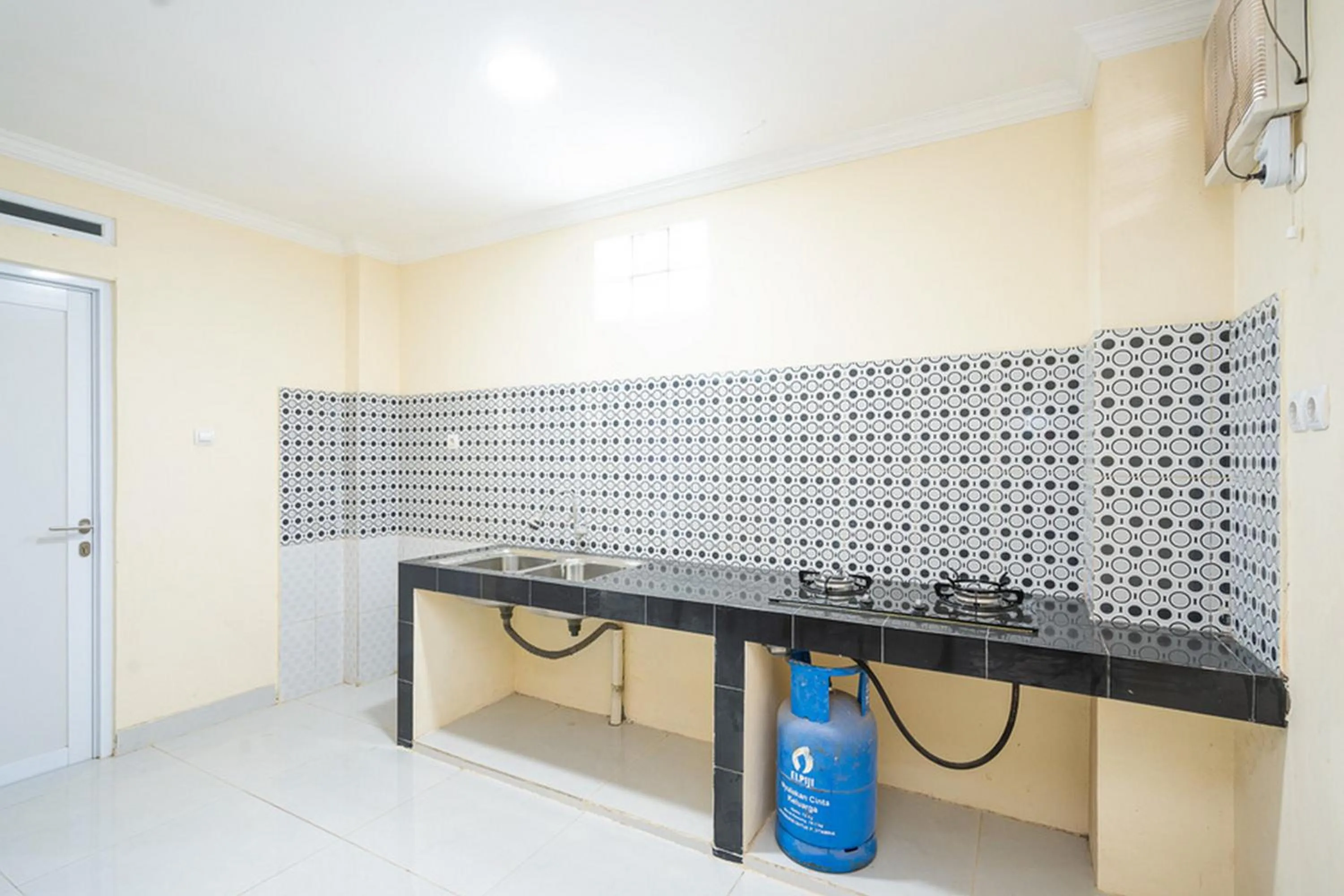 Kitchen or kitchenette in RedDoorz Syariah near Exit Toll Ciawi