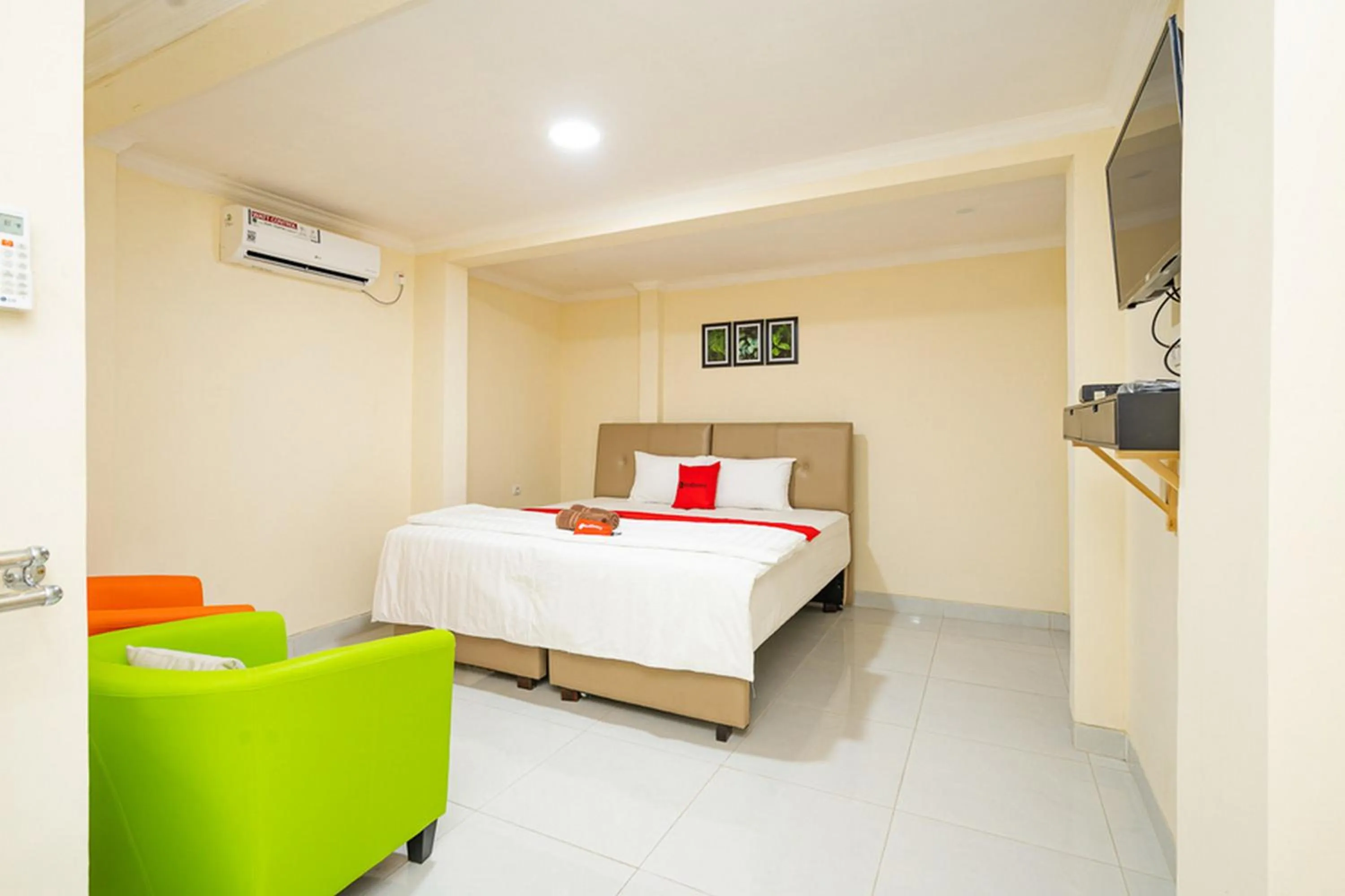 Bedroom, Bed in RedDoorz Syariah near Exit Toll Ciawi