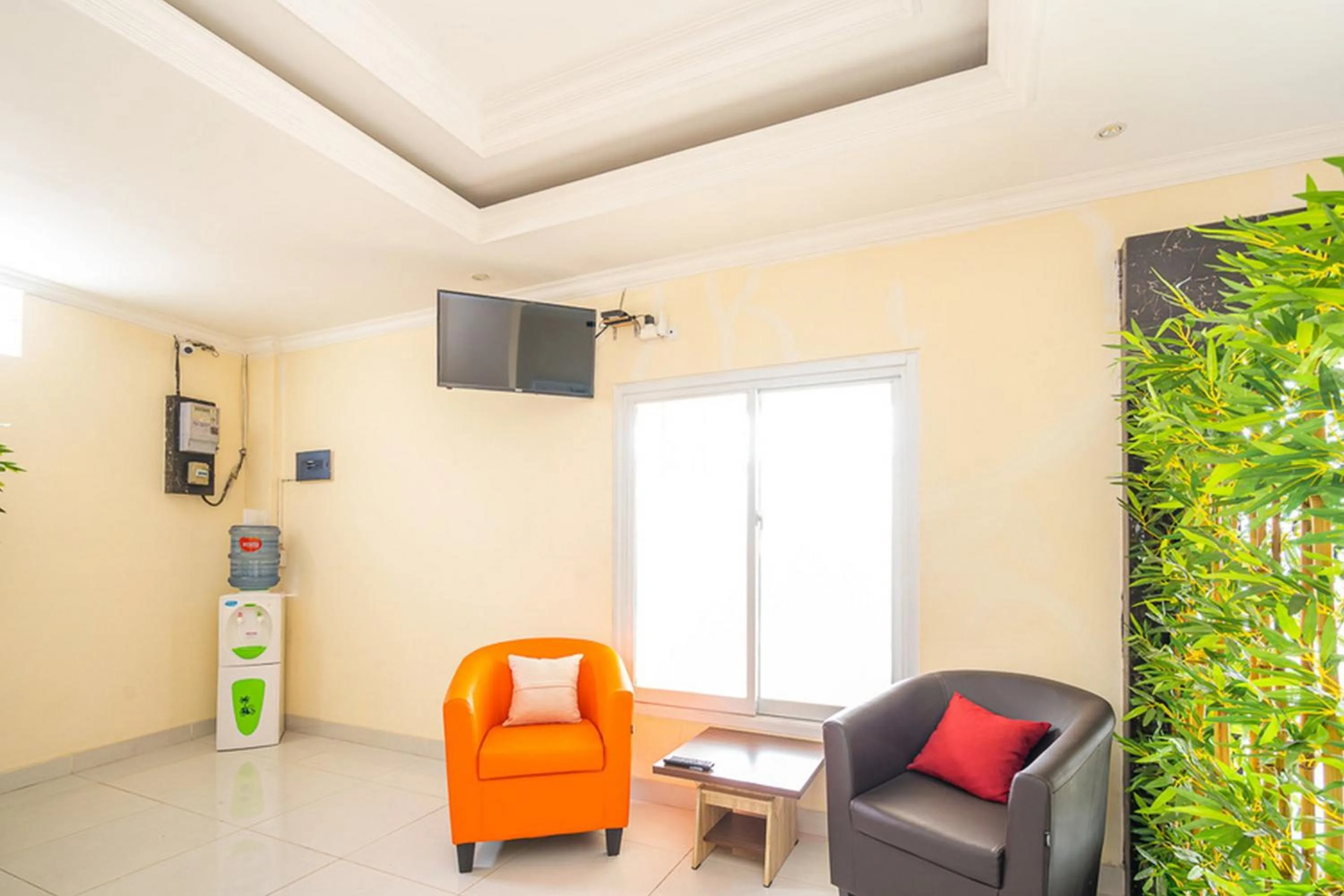 Lobby or reception in RedDoorz Syariah near Exit Toll Ciawi