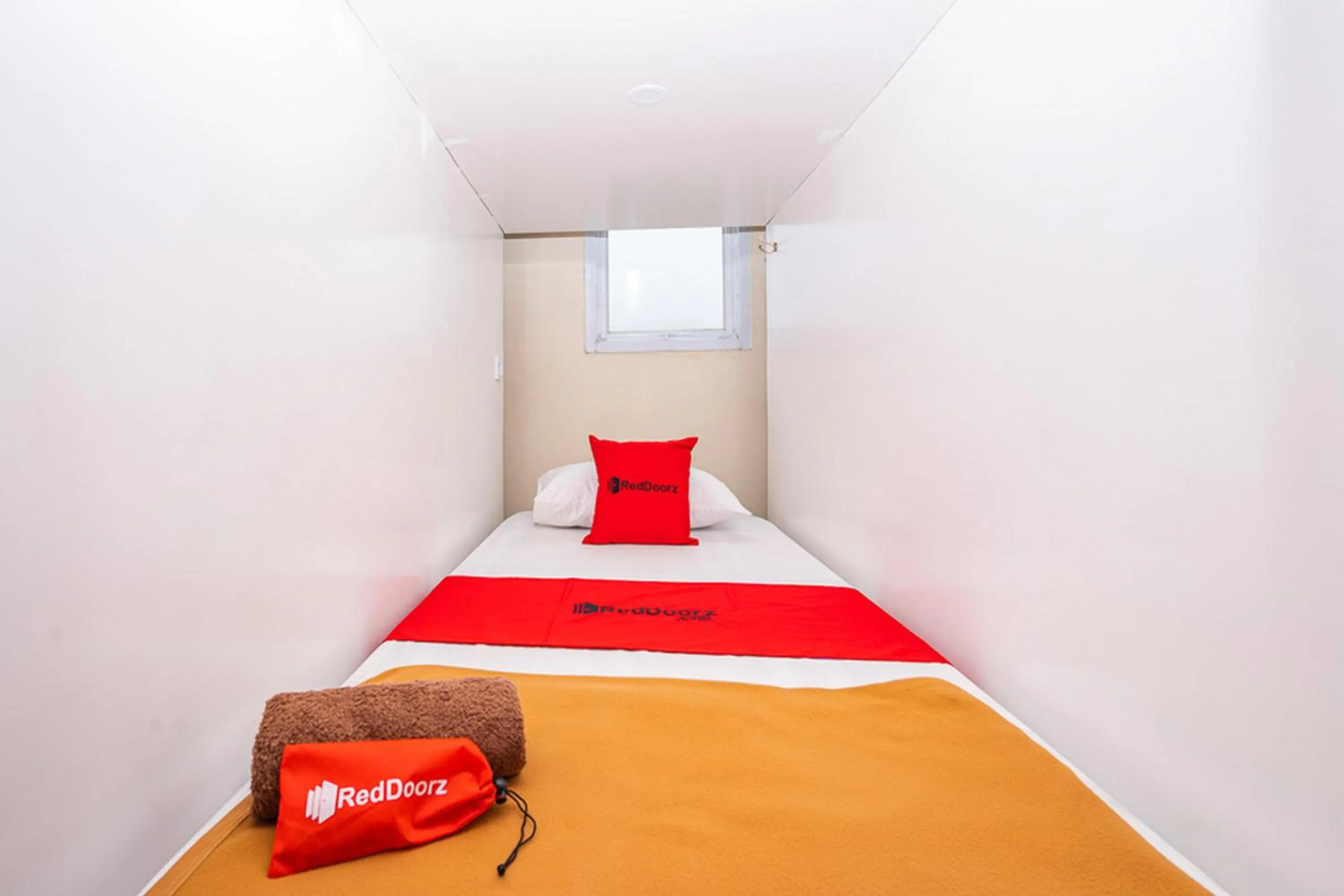Bedroom, Bed in RedDoorz Syariah near Exit Toll Ciawi