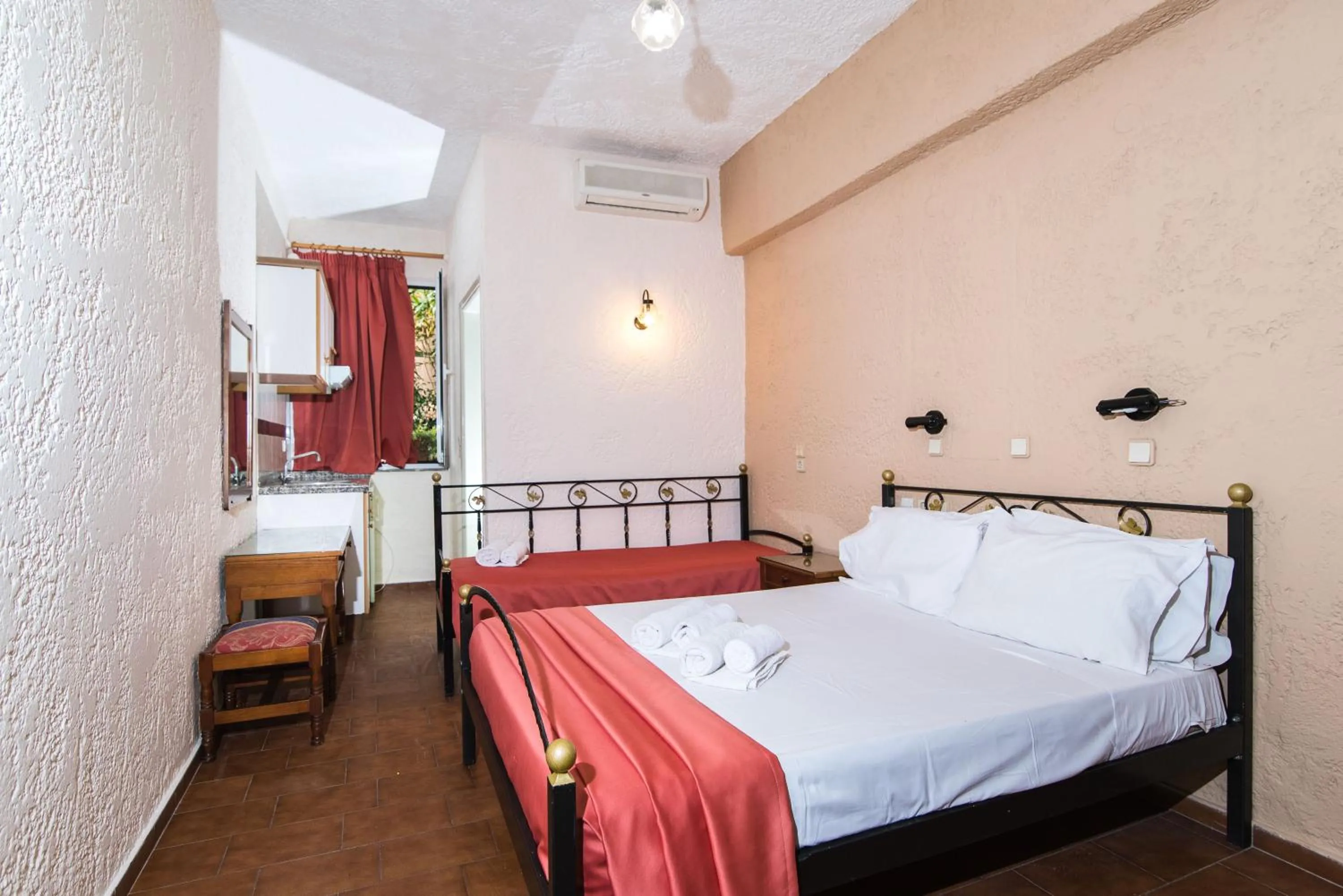 Photo of the whole room, Bed in Oasis Studios