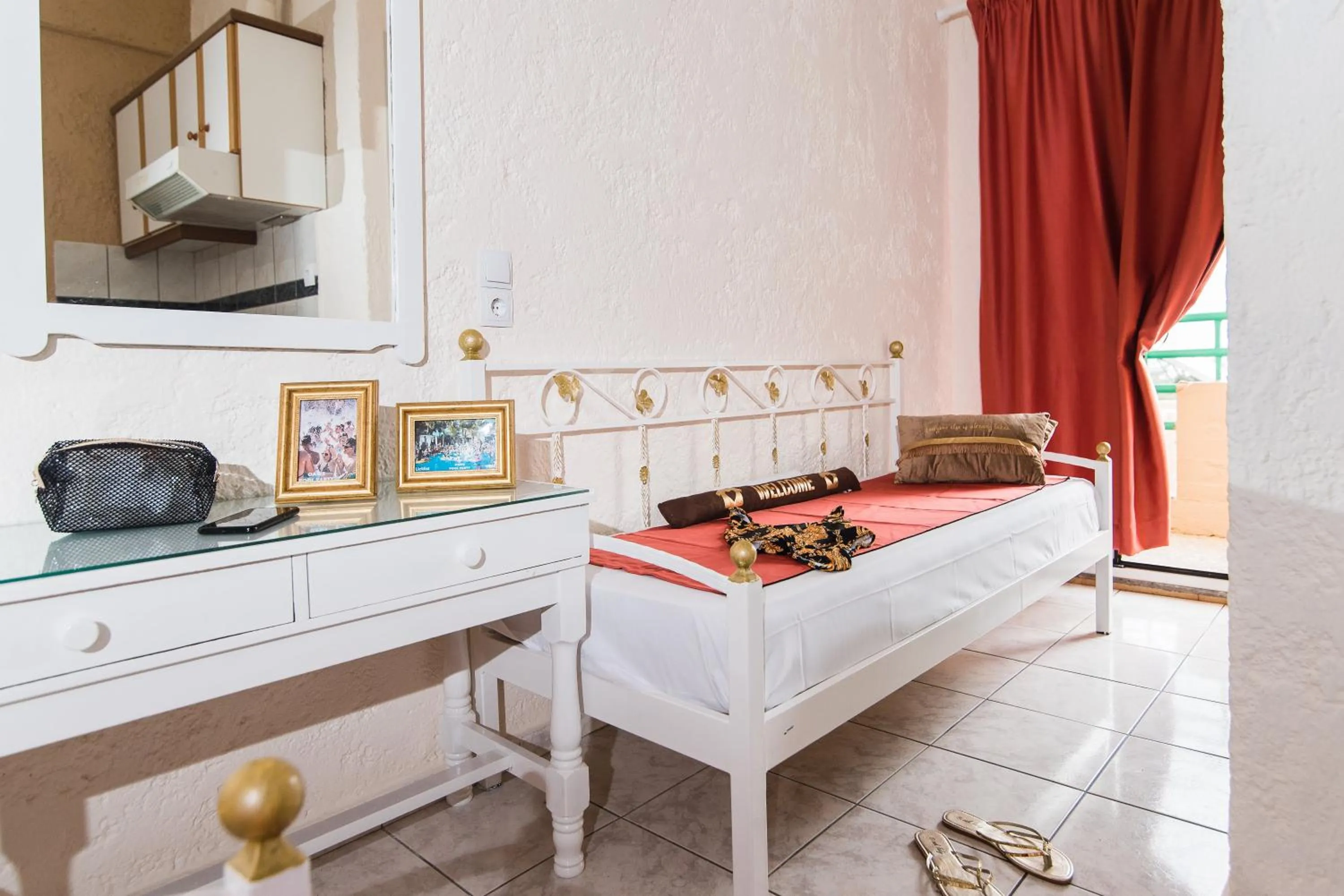 Seating area, Bed in Oasis Studios