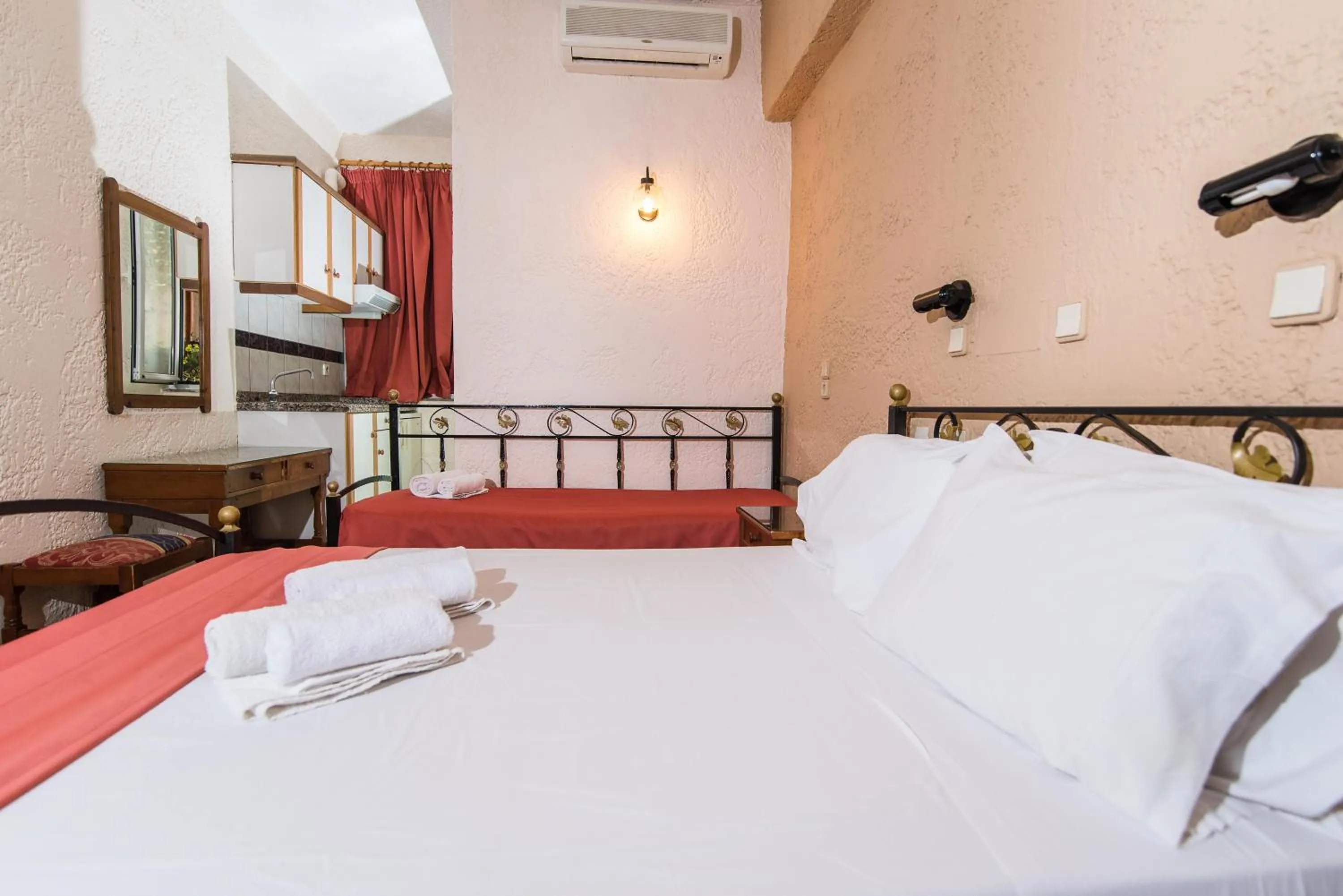 Photo of the whole room, Bed in Oasis Studios