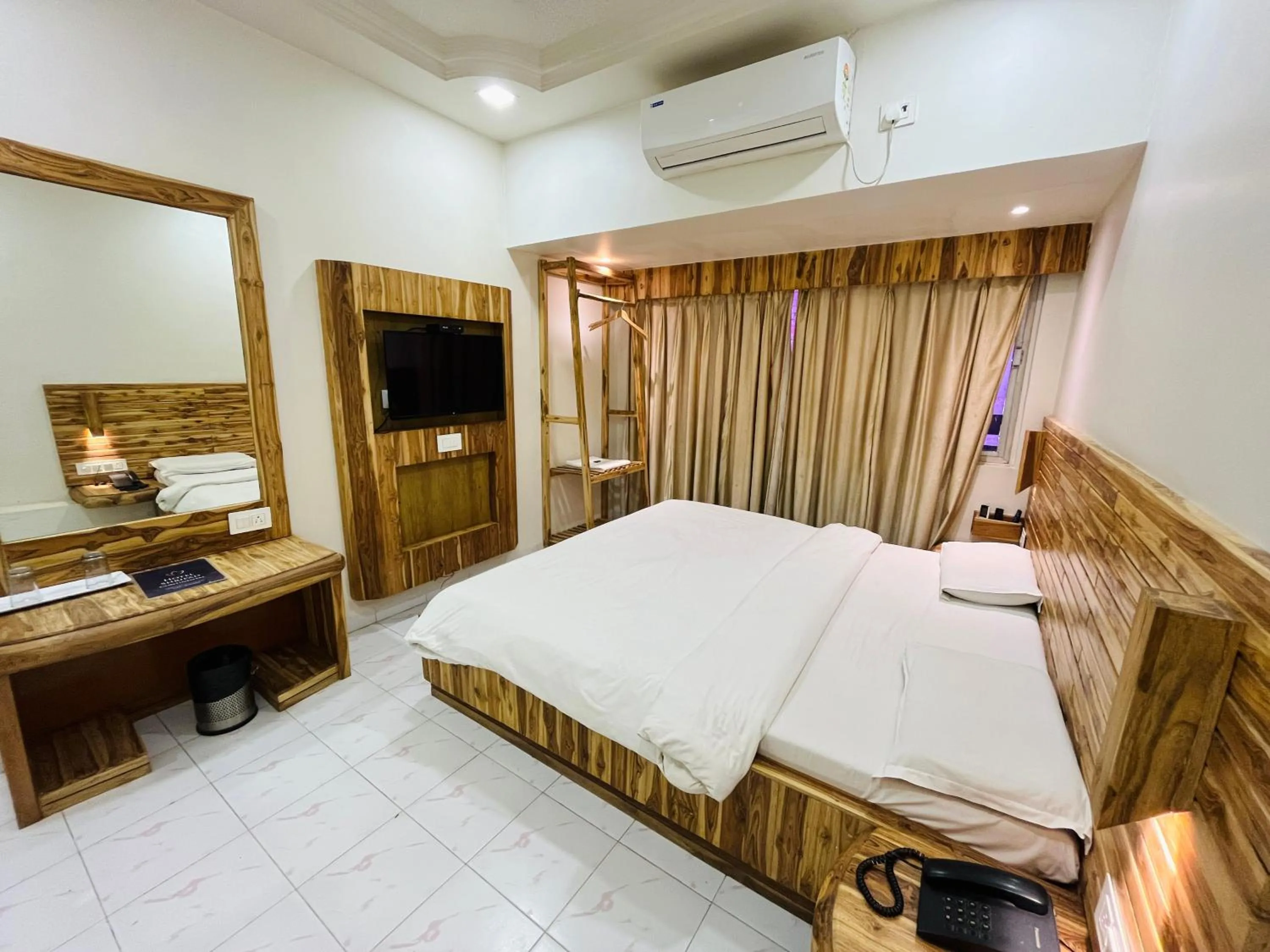 Bedroom in Hotel Shripad