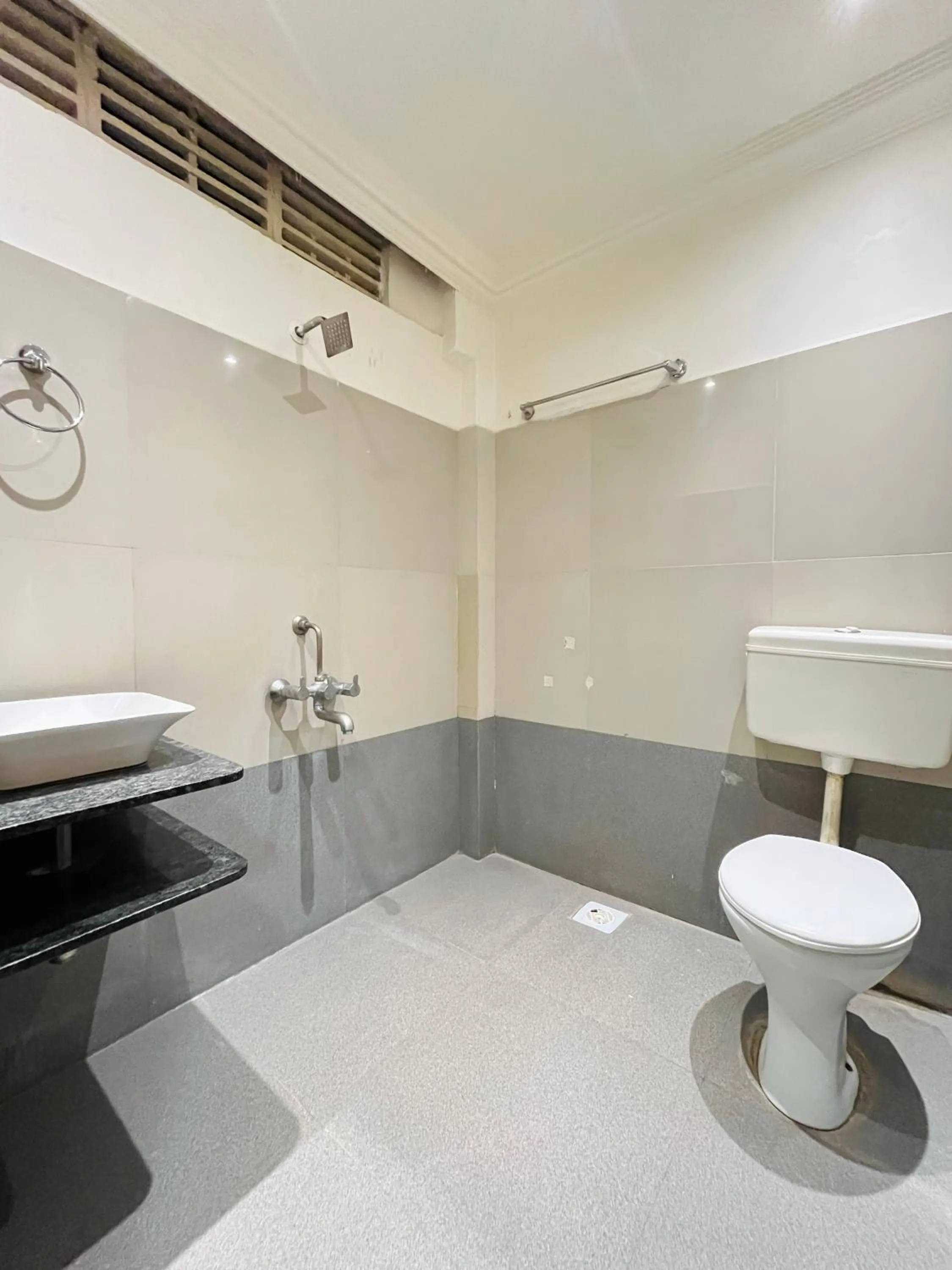 Bathroom in Hotel Shripad