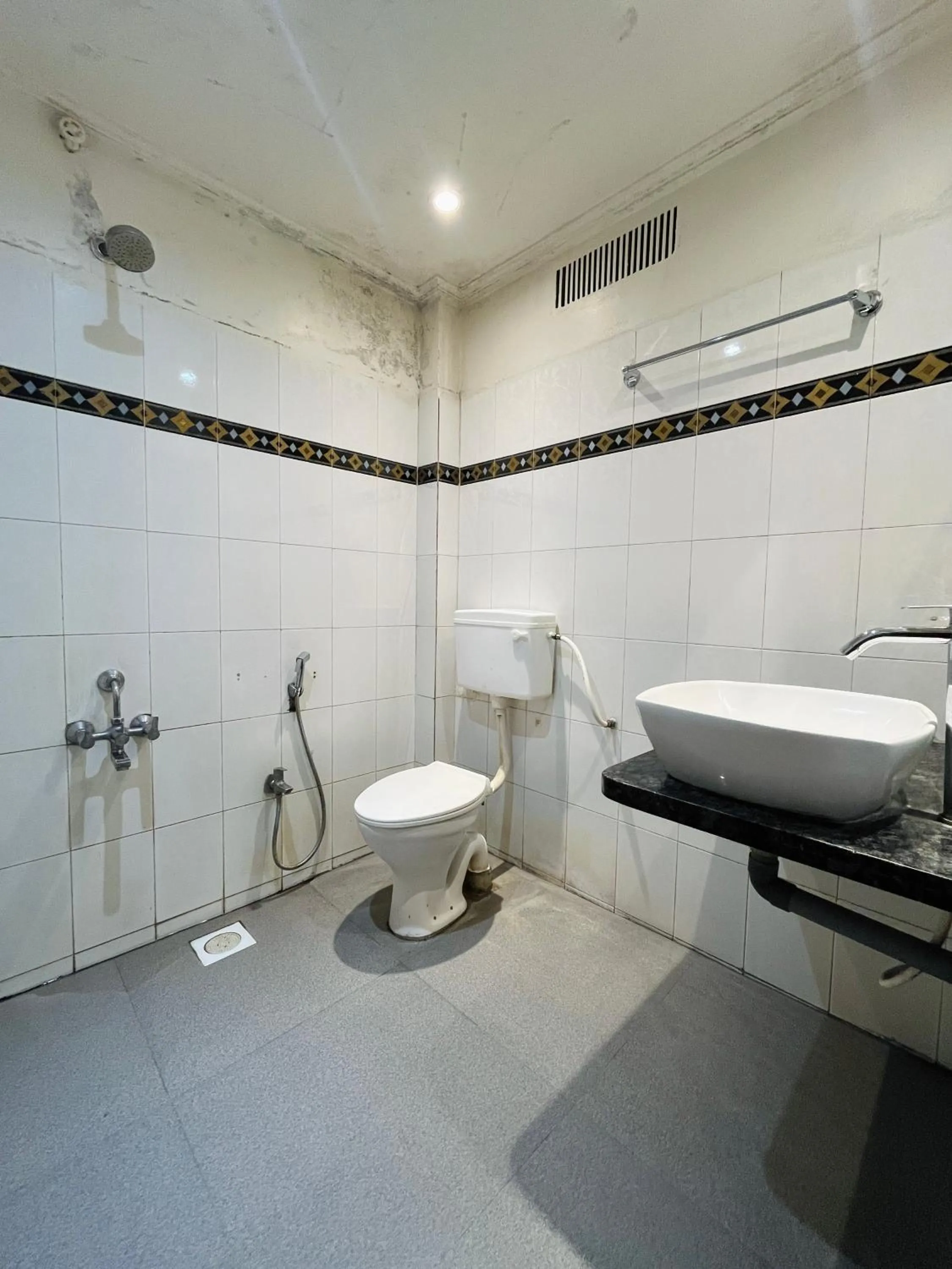 Bathroom in Hotel Shripad