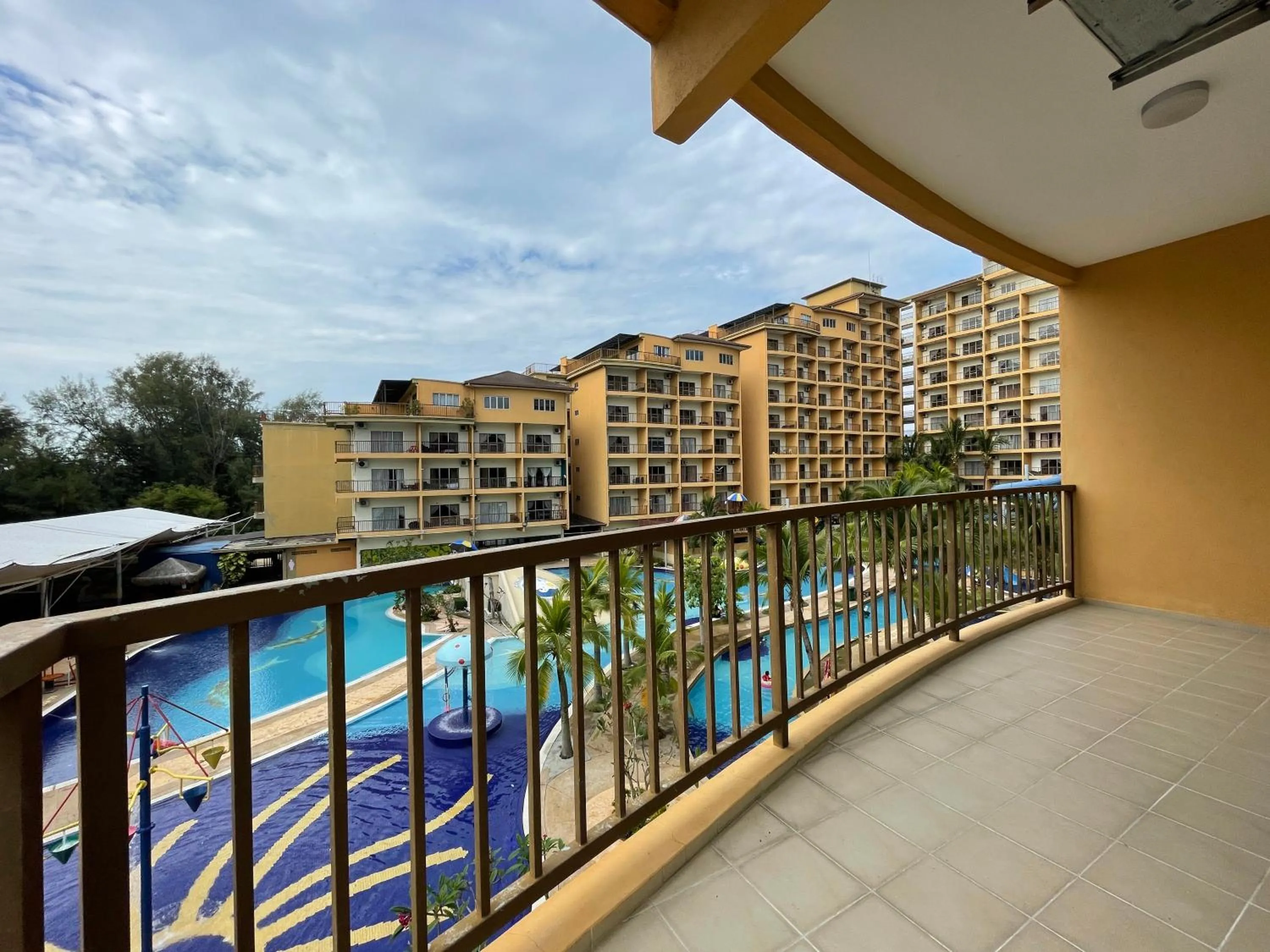 Balcony/Terrace in Gold Coast Morib Themepark View Studio