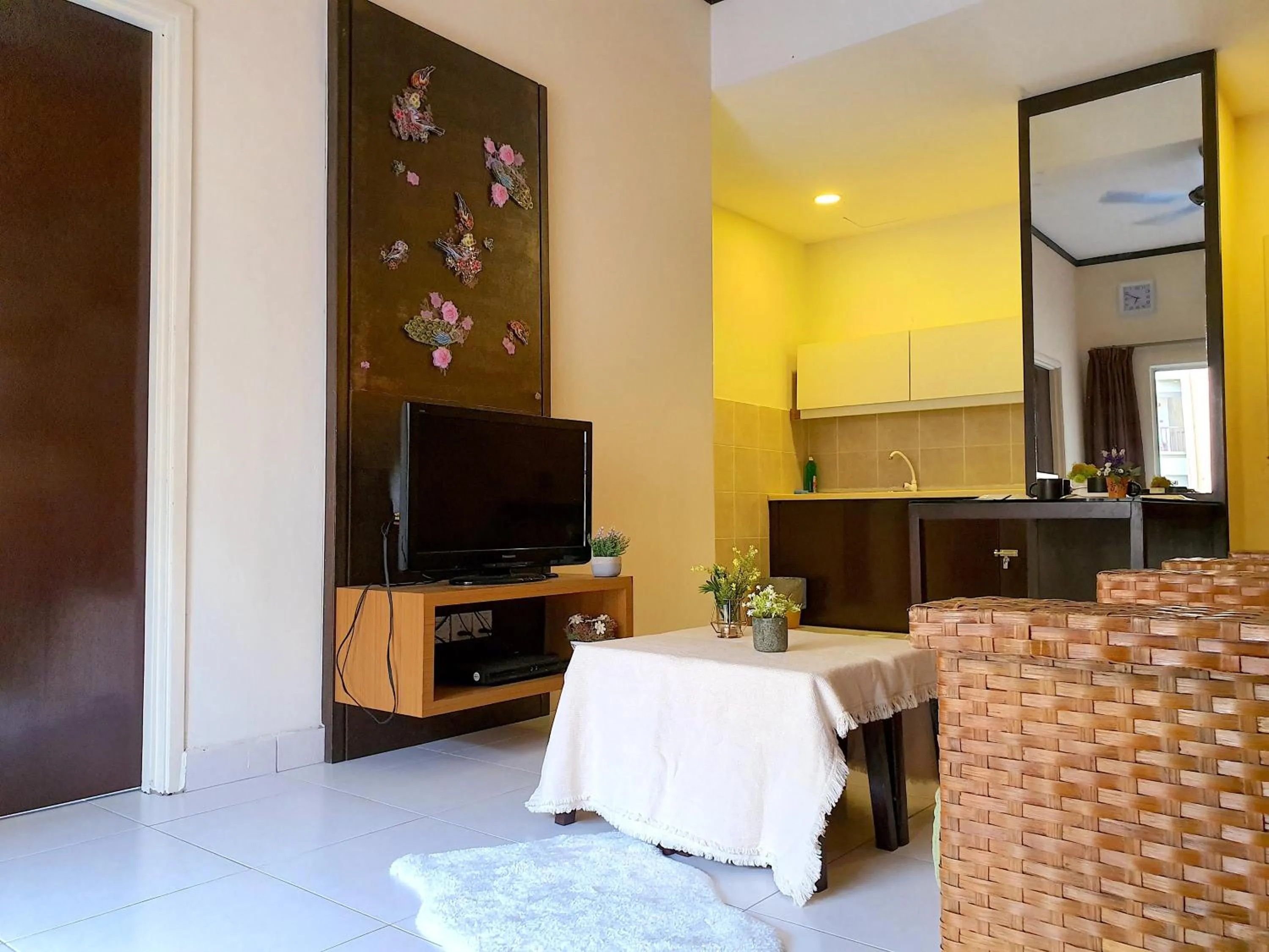 Communal lounge/ TV room in Gold Coast Morib Themepark View Studio