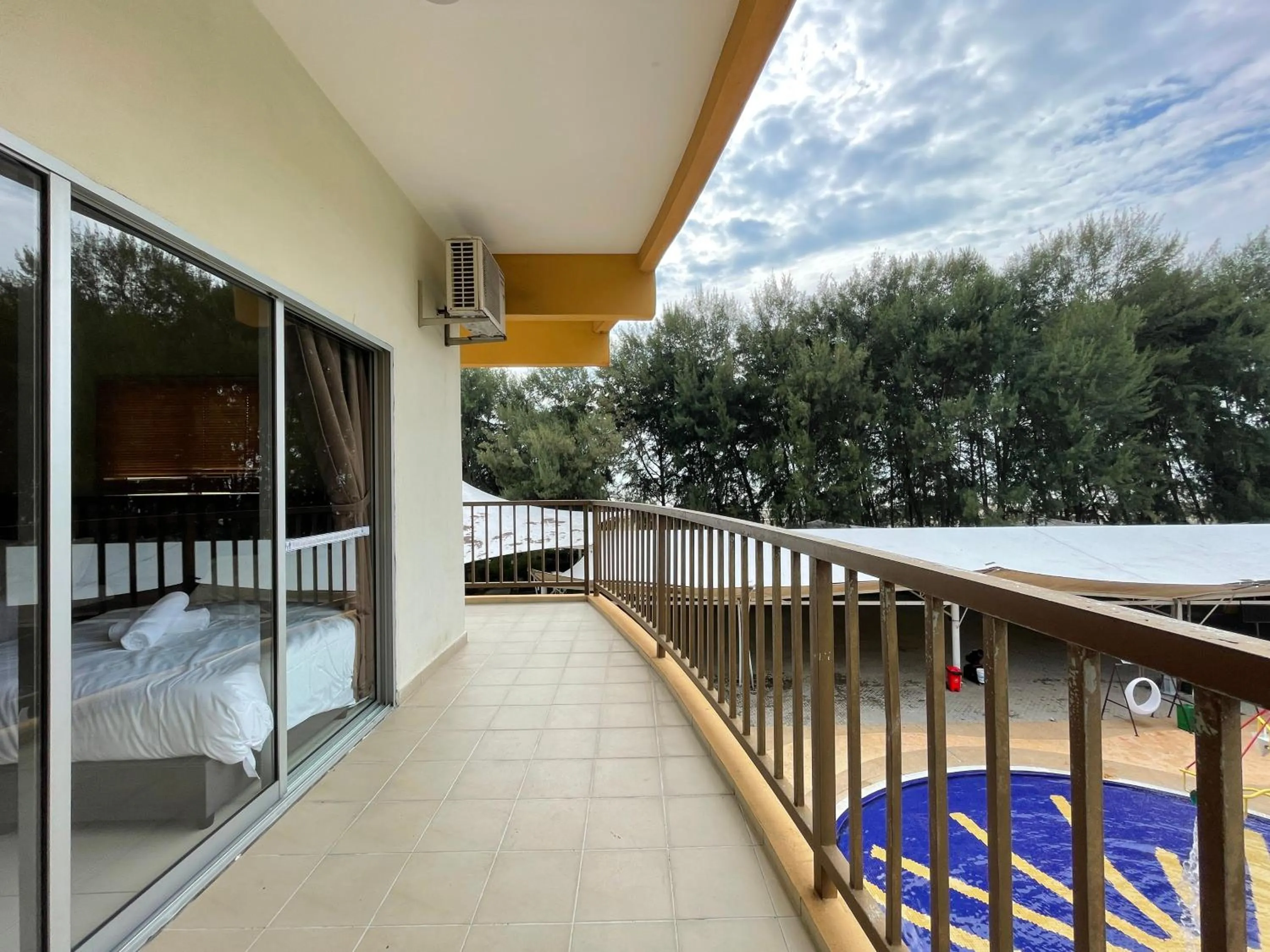 Balcony/Terrace in Gold Coast Morib Themepark View Studio