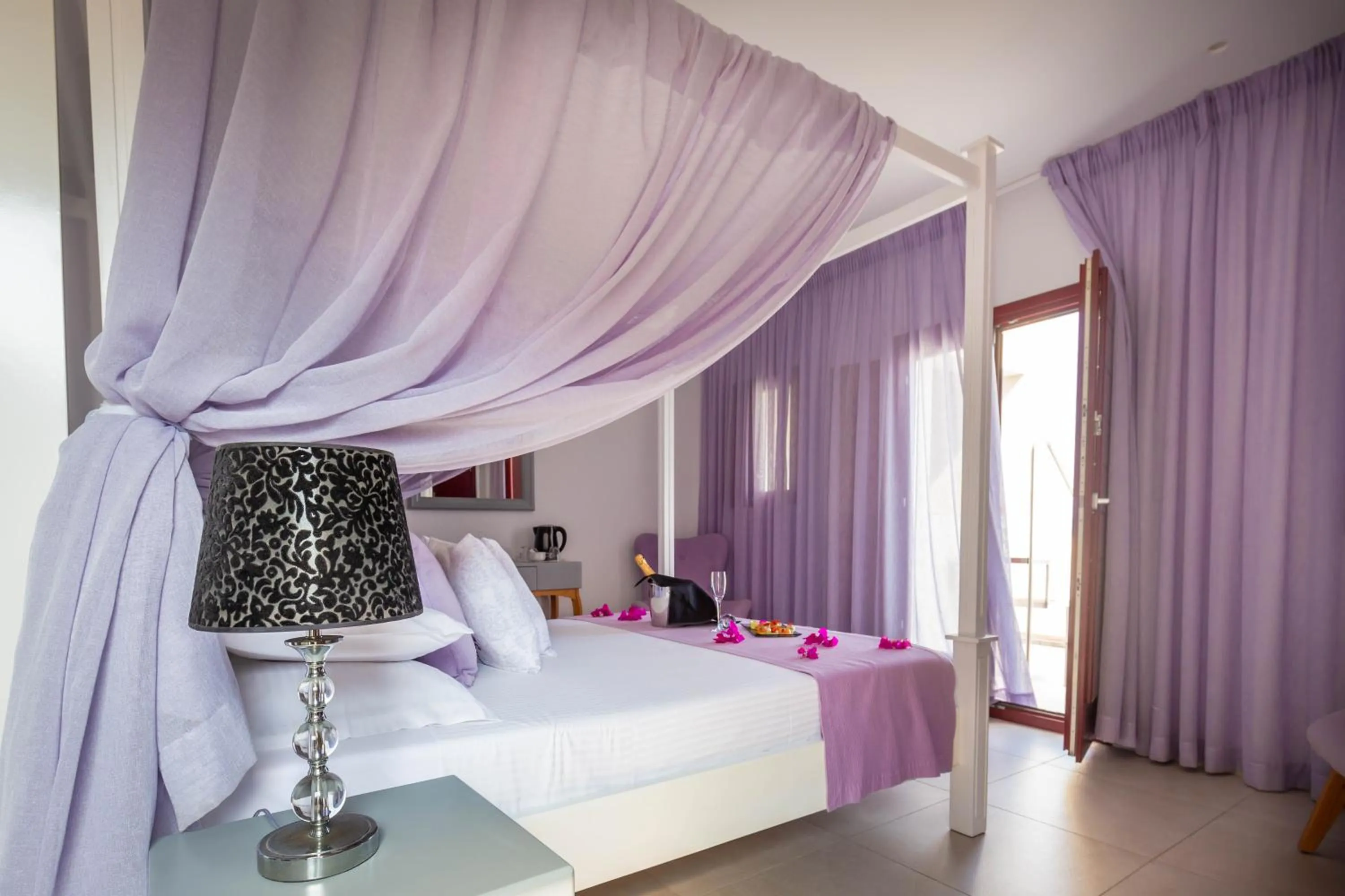 Bed in MAR n MAR CROWN HOTEL-SUITES