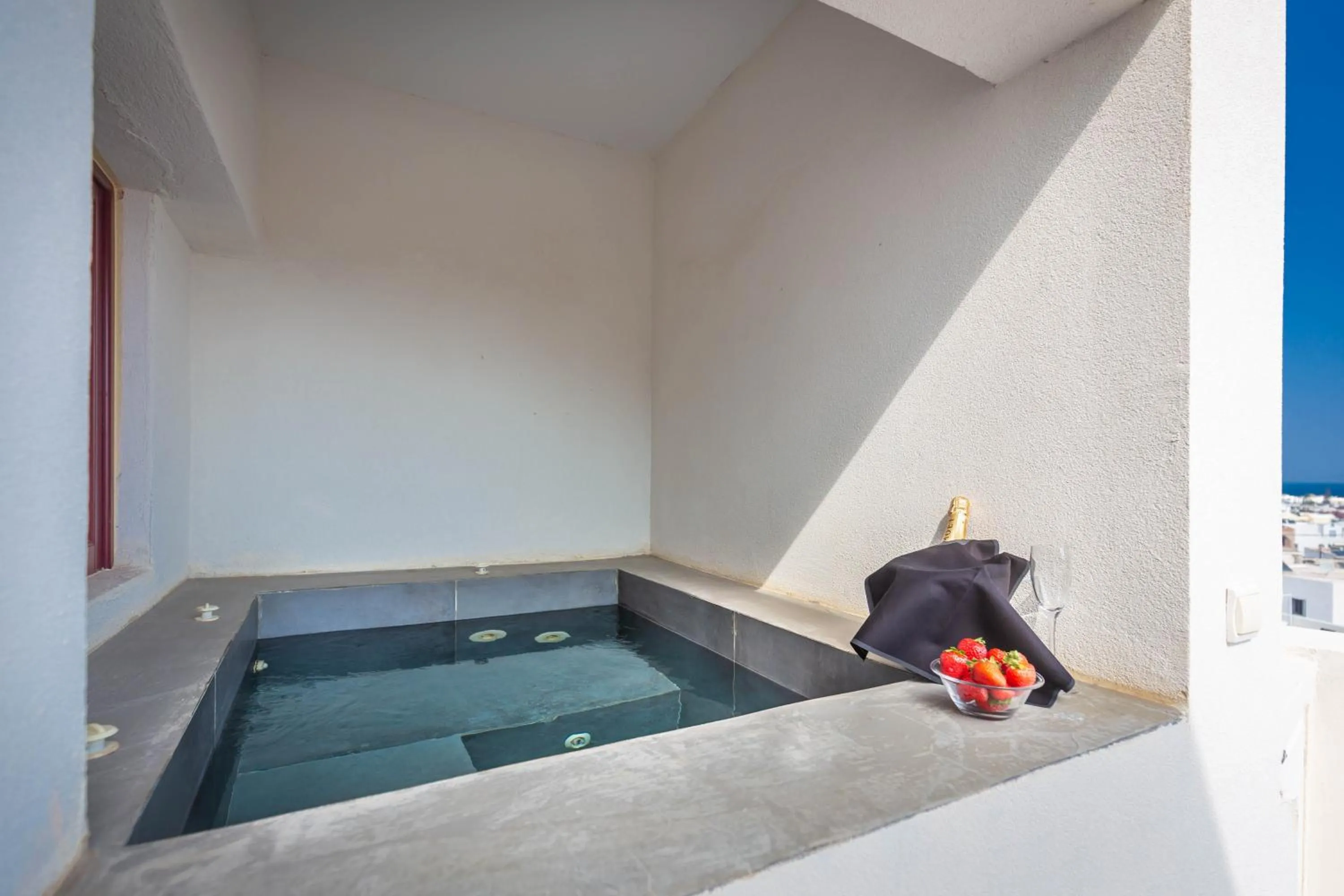 MAR n MAR CROWN HOTEL-SUITES