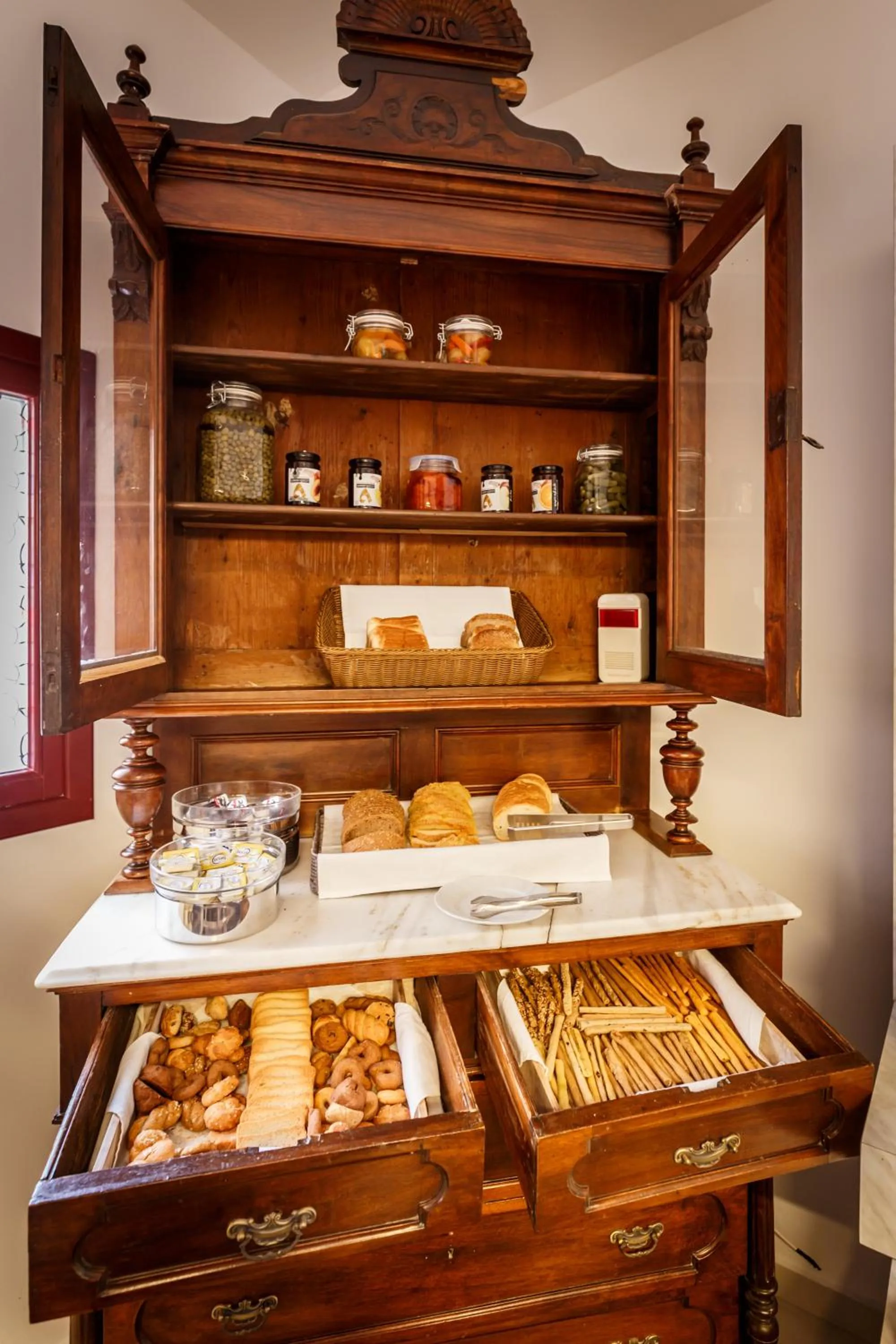 MAR n MAR CROWN HOTEL-SUITES