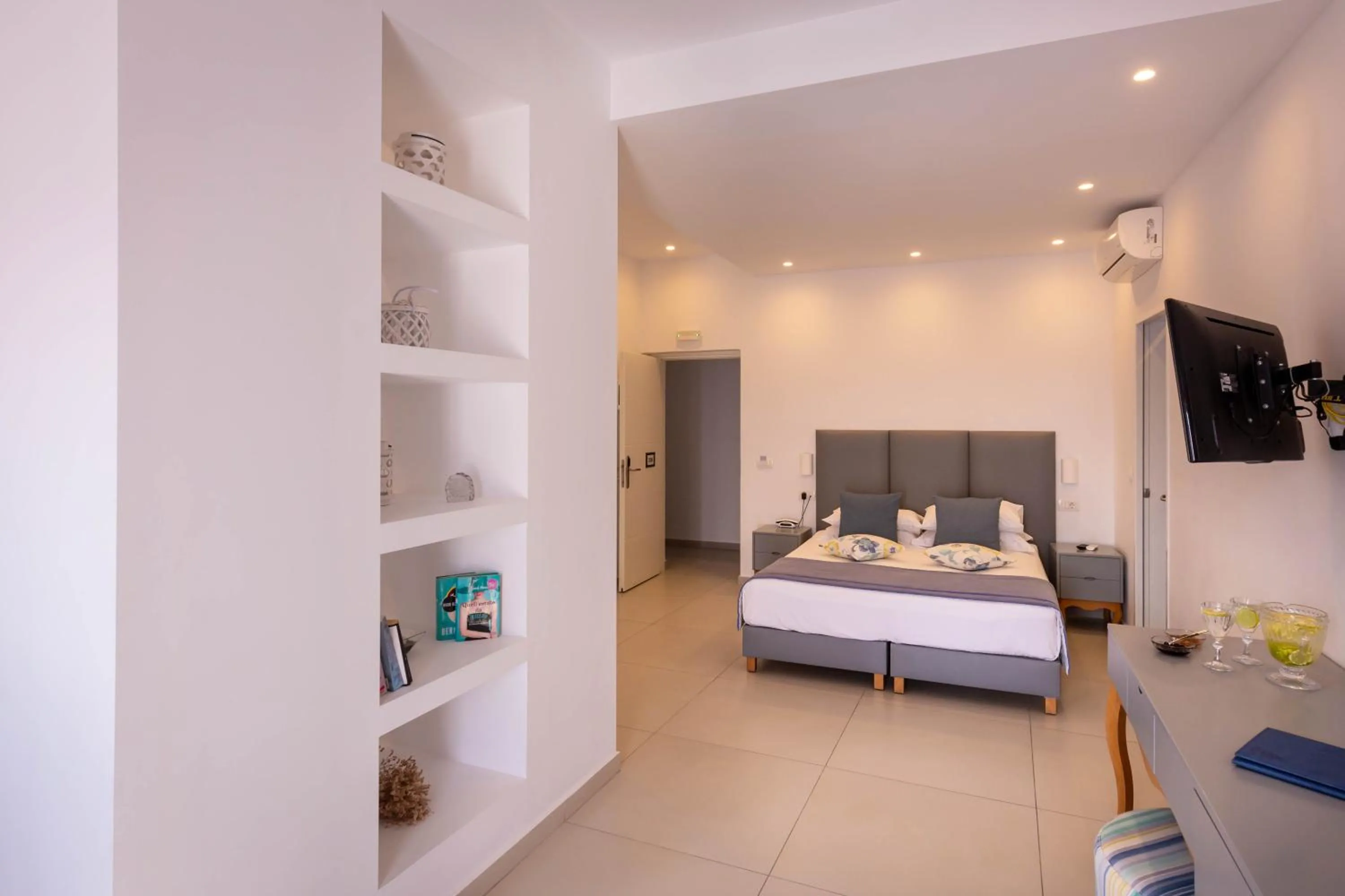 Bed in MAR n MAR CROWN HOTEL-SUITES