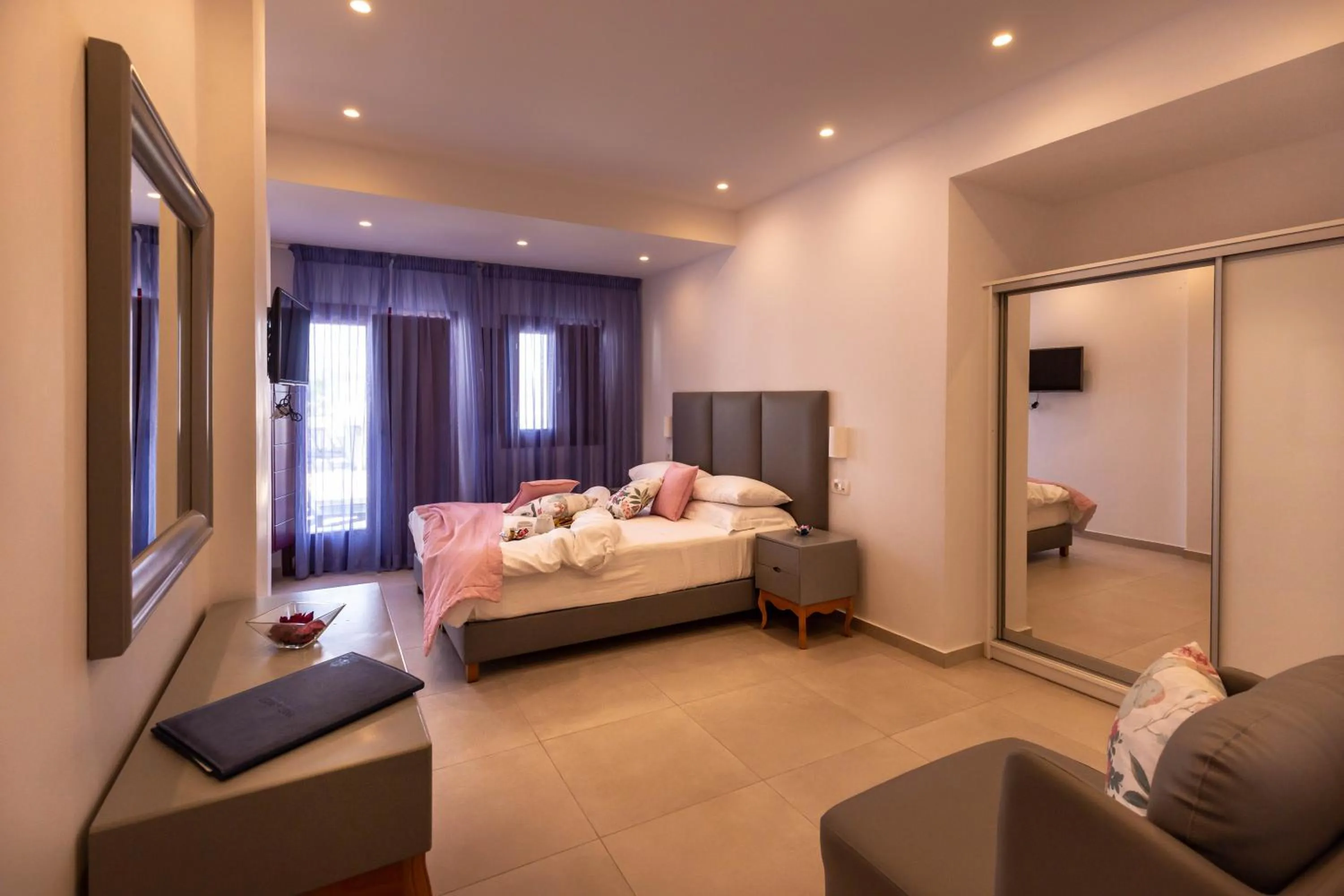 Bed in MAR n MAR CROWN HOTEL-SUITES