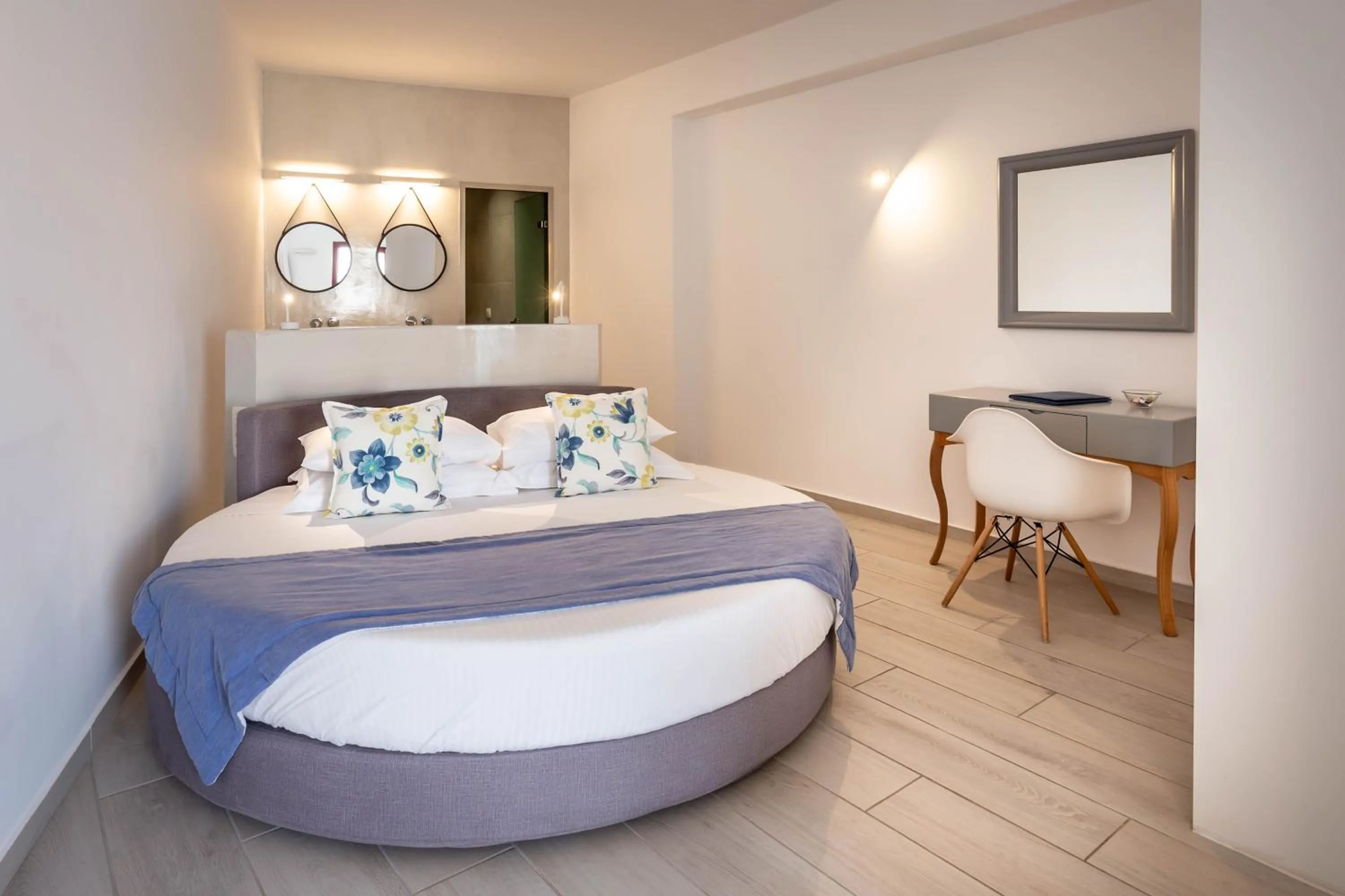 Bed in MAR n MAR CROWN HOTEL-SUITES