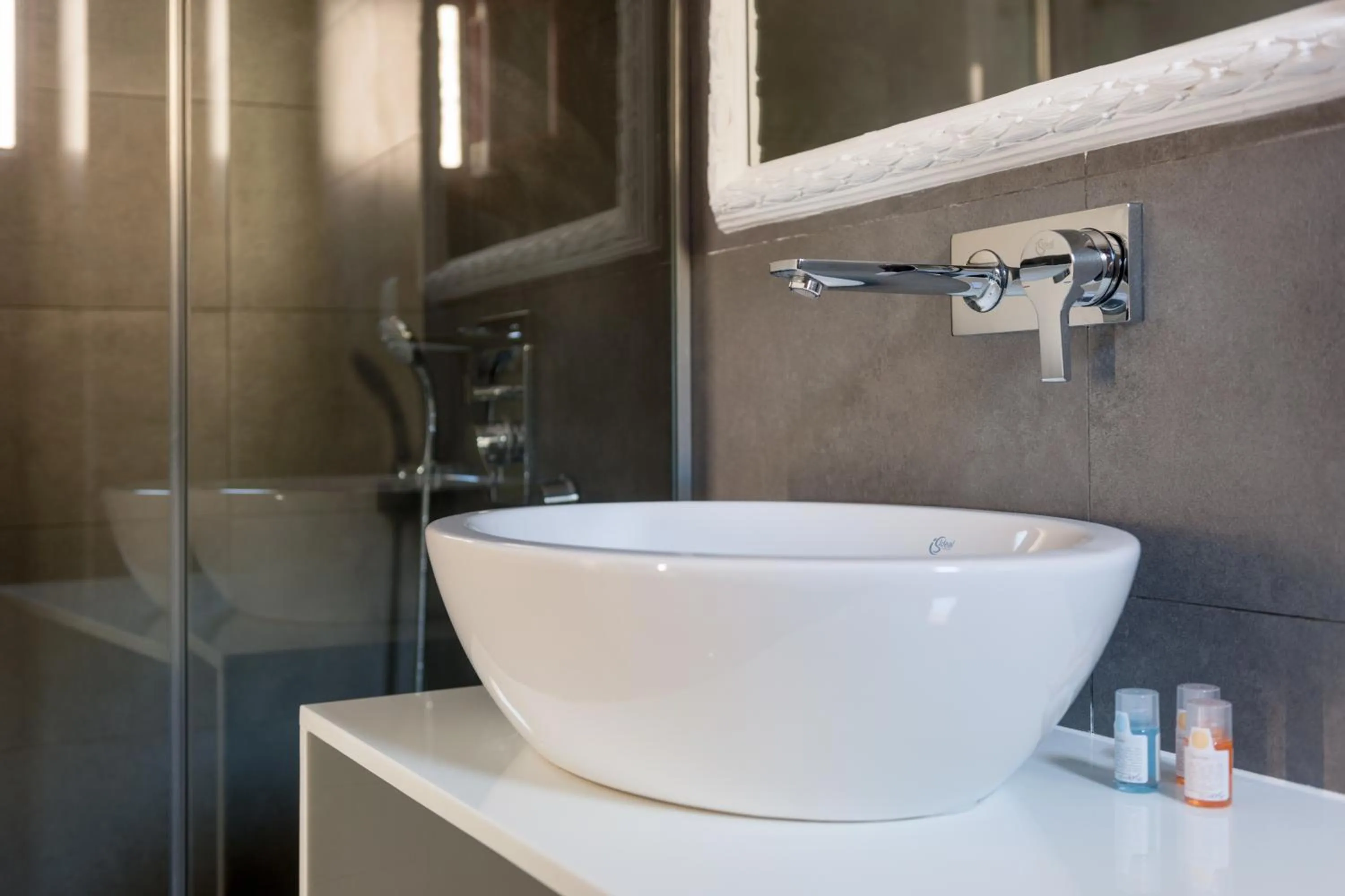 Property building in MAR n MAR CROWN HOTEL-SUITES