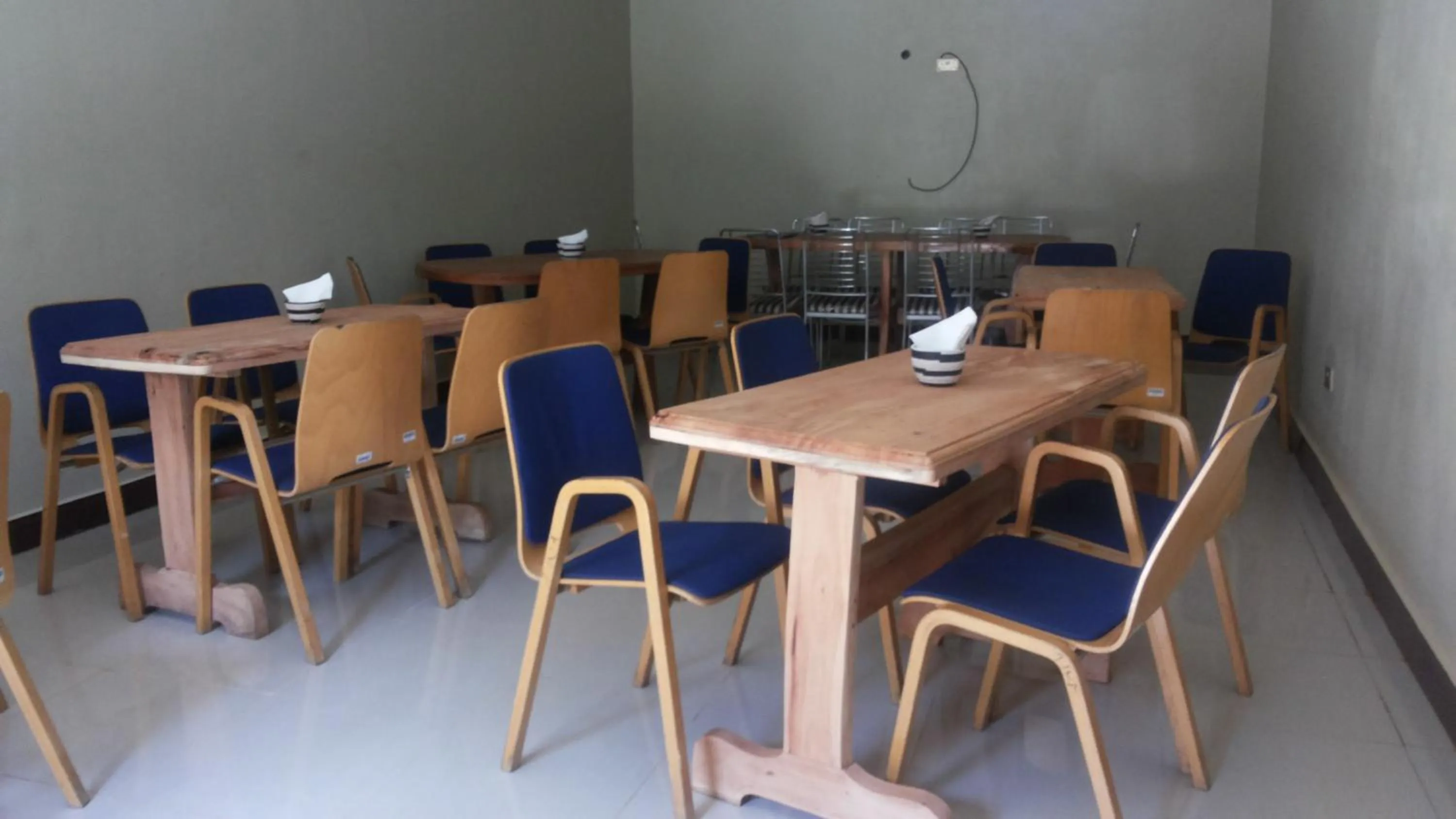 Restaurant/places to eat in Hotel Skypa