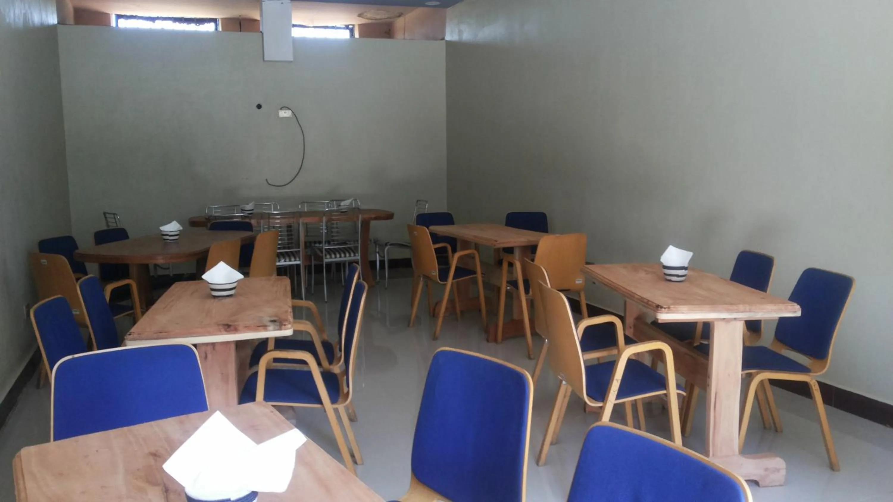 Restaurant/places to eat in Hotel Skypa