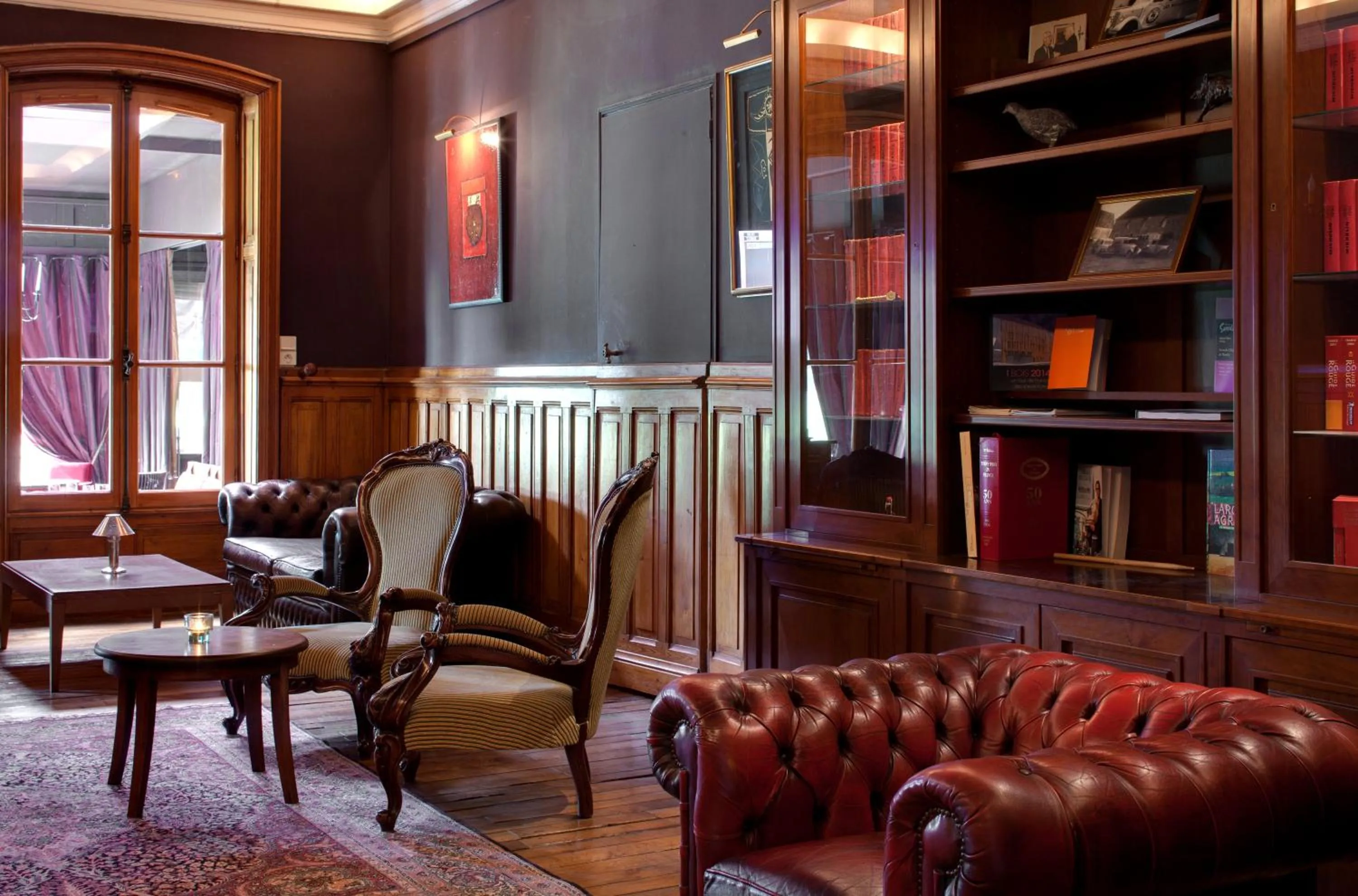 Library in Le Pavillon De Gouffern