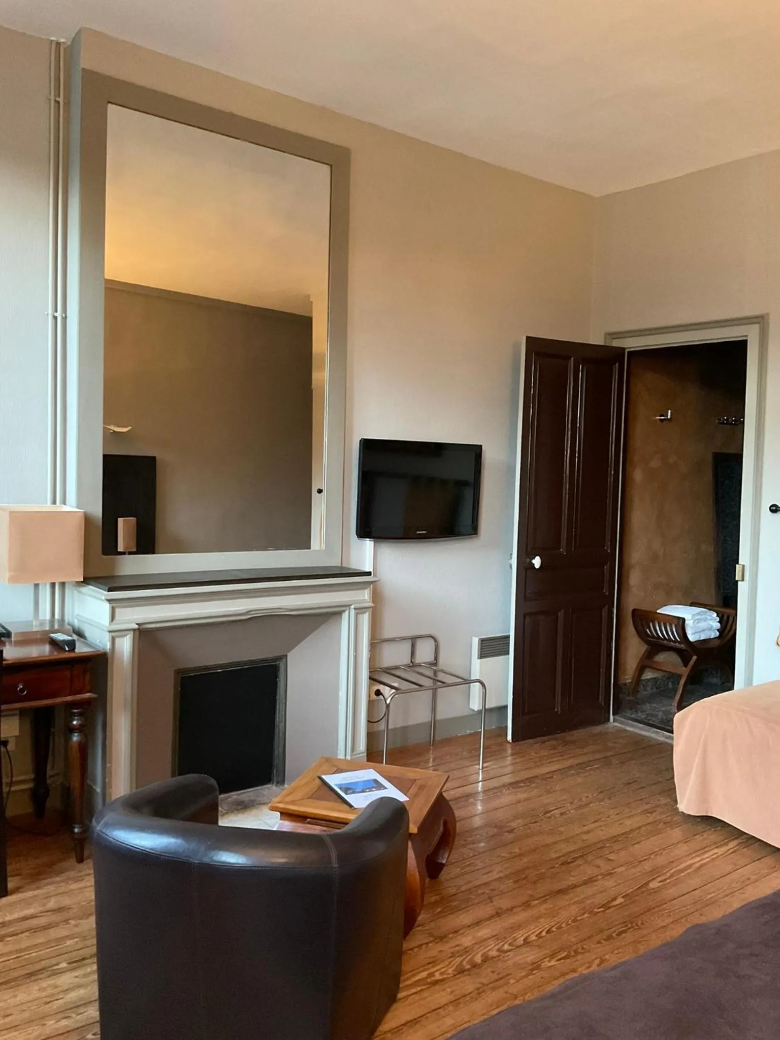 Photo of the whole room, Bed in Le Pavillon De Gouffern