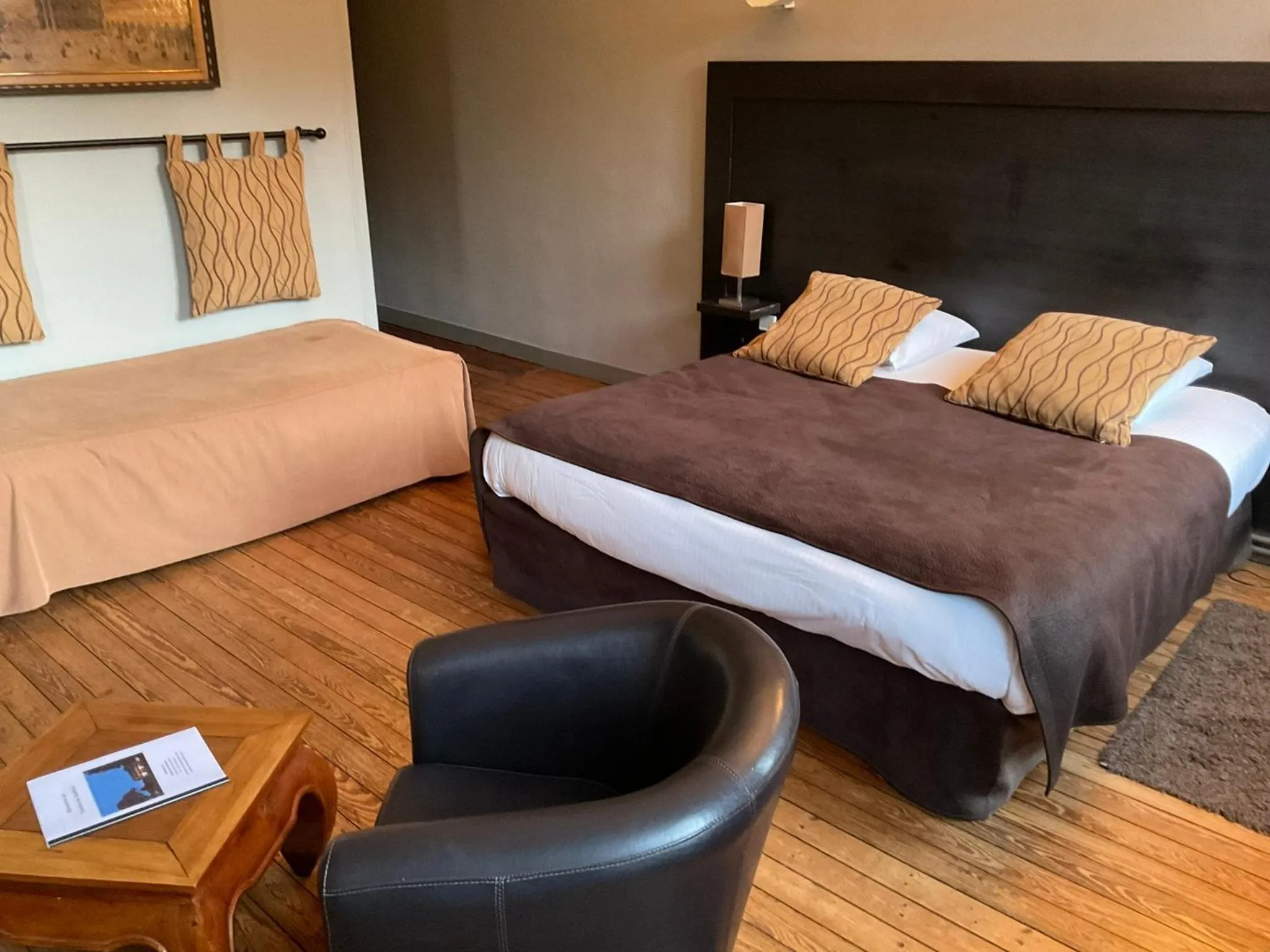 Photo of the whole room, Bed in Le Pavillon De Gouffern