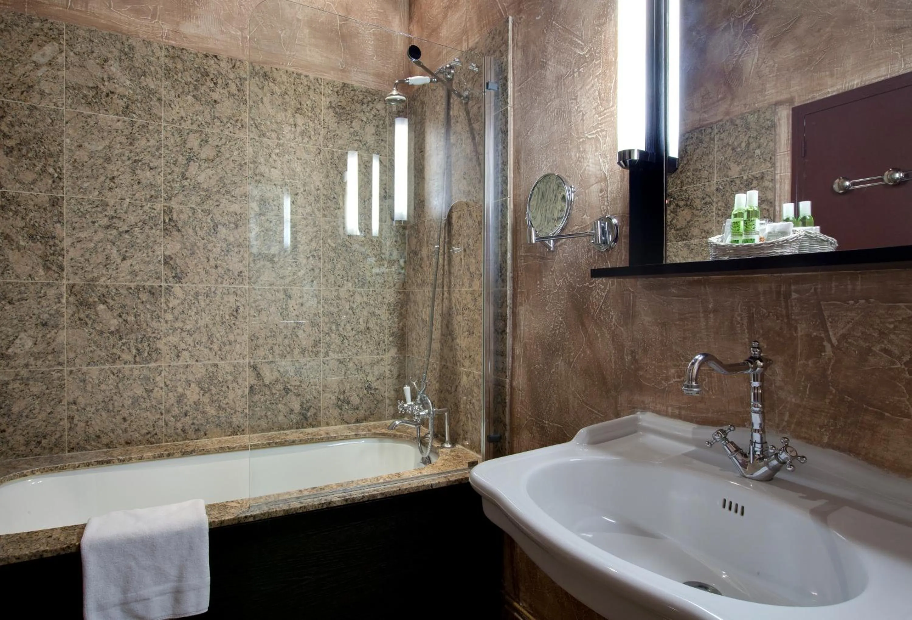 Bathroom in Le Pavillon De Gouffern