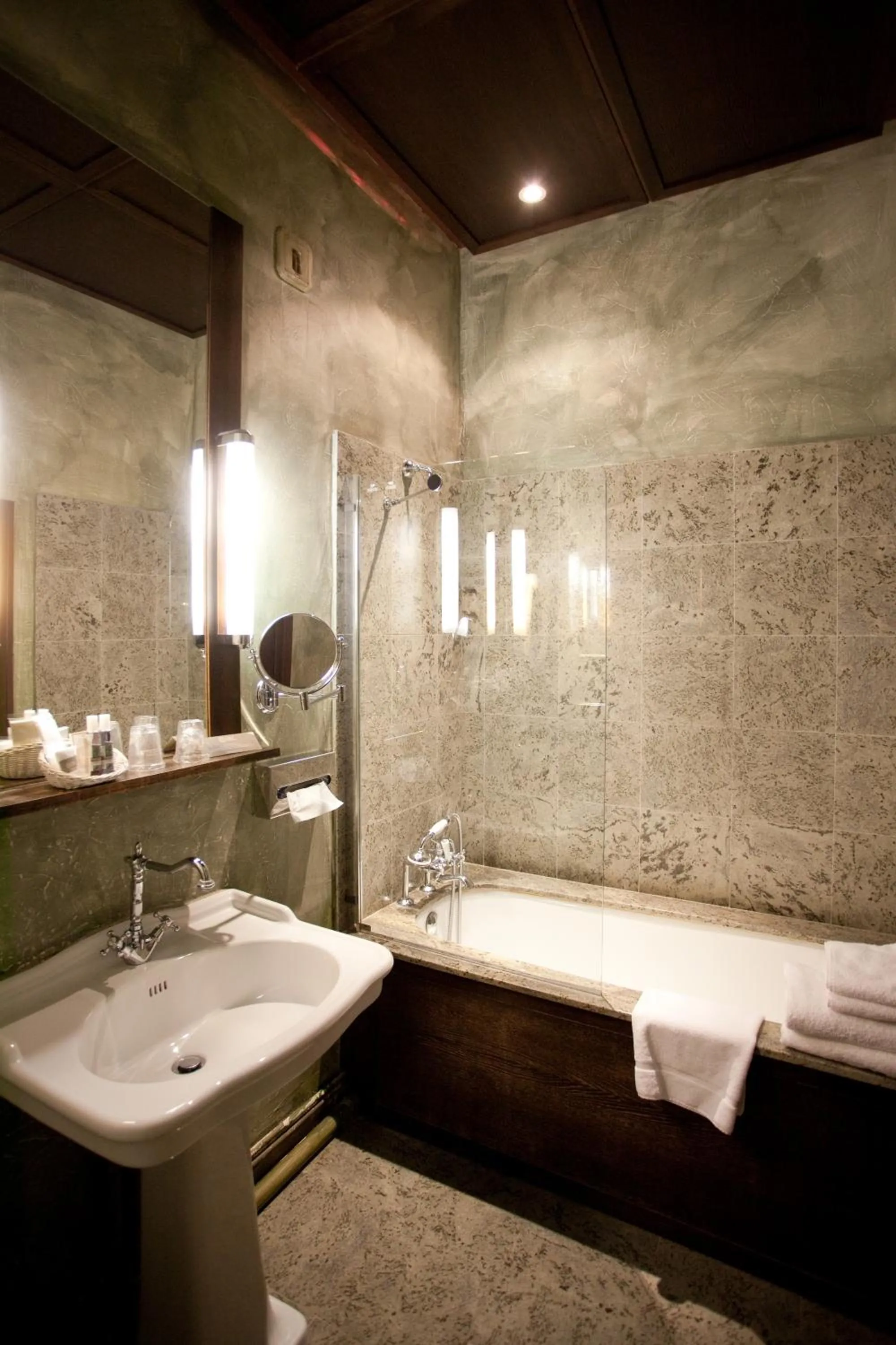 Bathroom in Le Pavillon De Gouffern