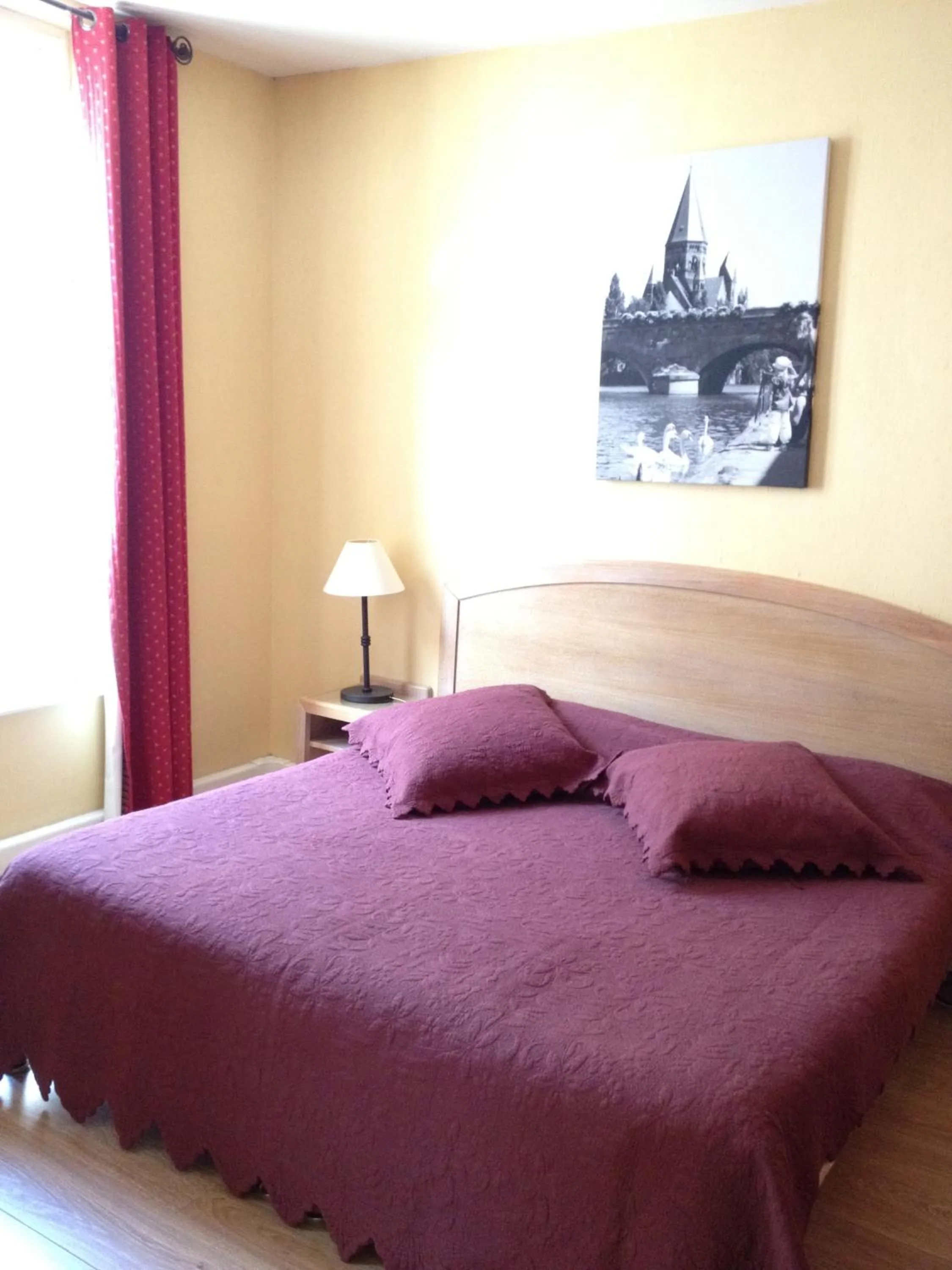 Bed in Hôtel Du Théâtre Centre Historique - Parking Souterrain Public Gratuit