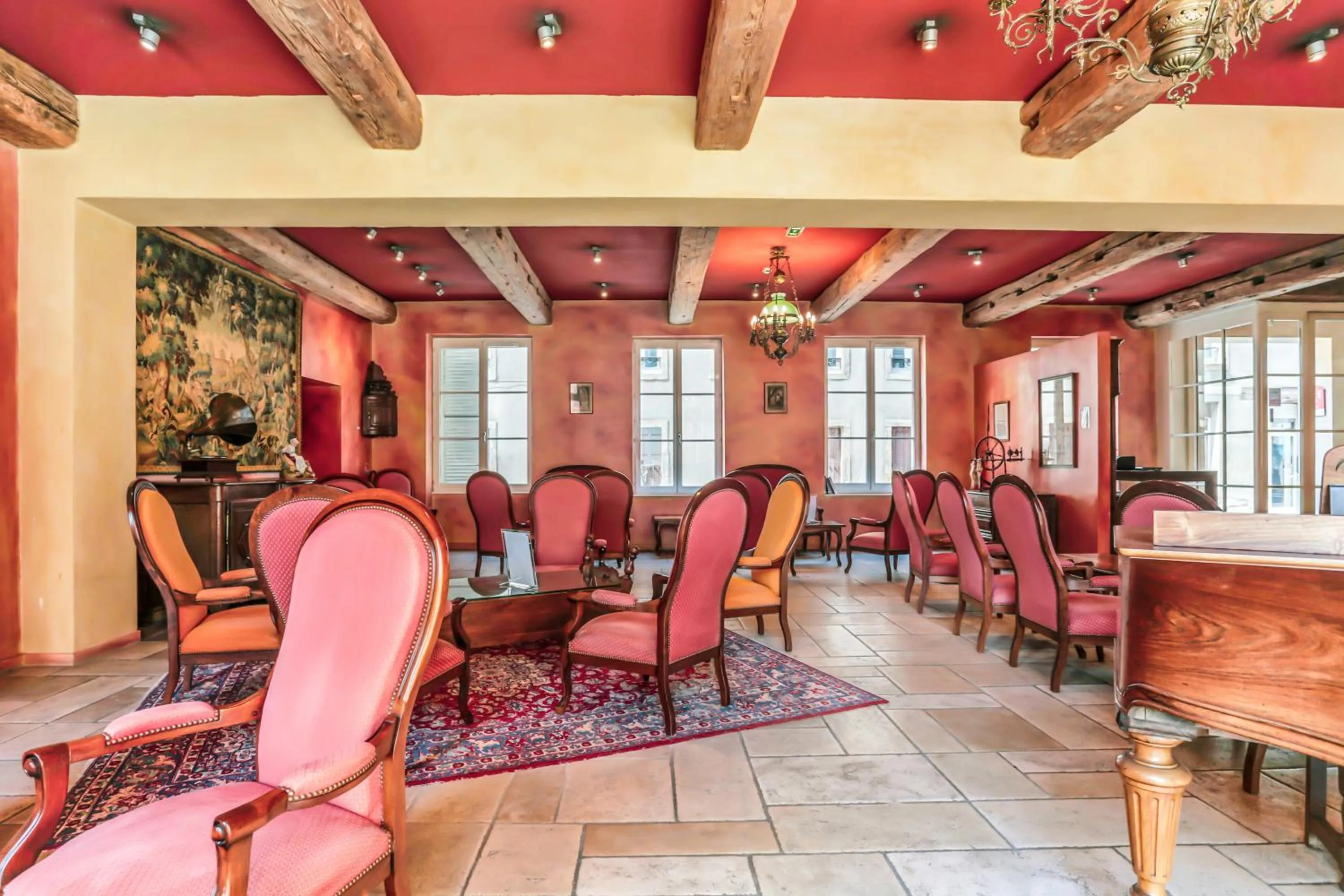 Living room in Hôtel Du Théâtre Centre Historique - Parking Souterrain Public Gratuit