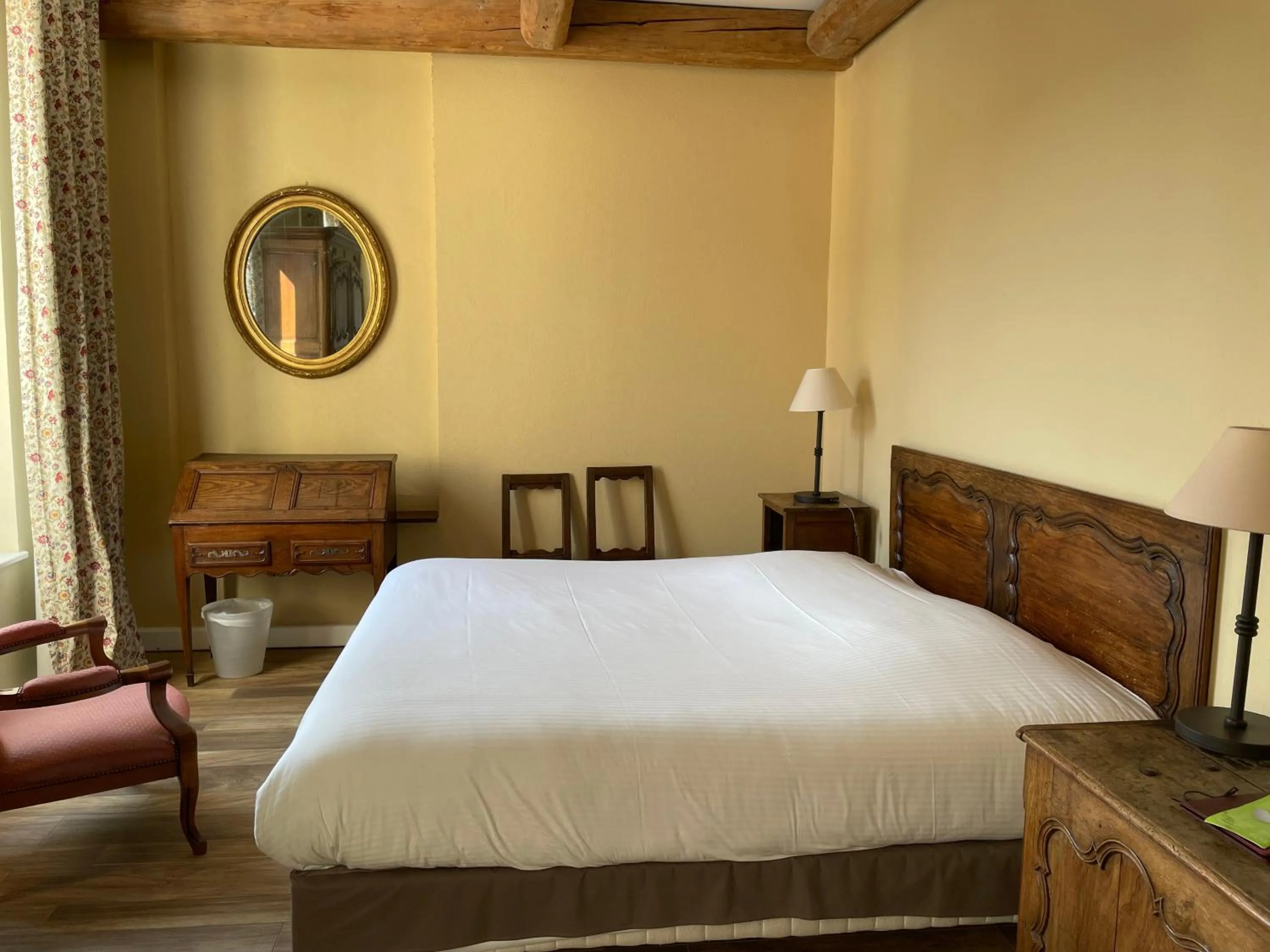 Bed in Hôtel Du Théâtre Centre Historique - Parking Souterrain Public Gratuit