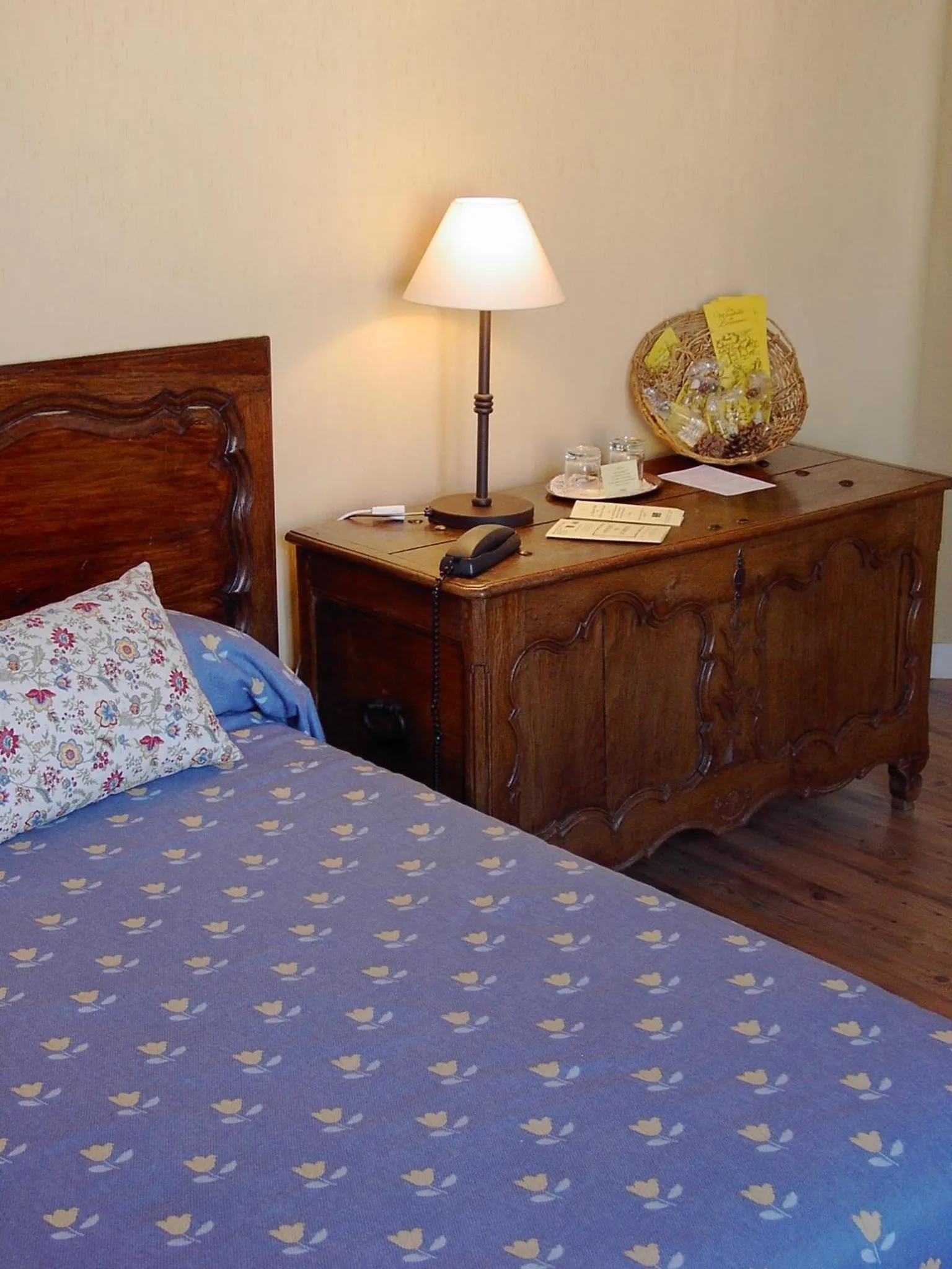 Bed in Hôtel Du Théâtre Centre Historique - Parking Souterrain Public Gratuit