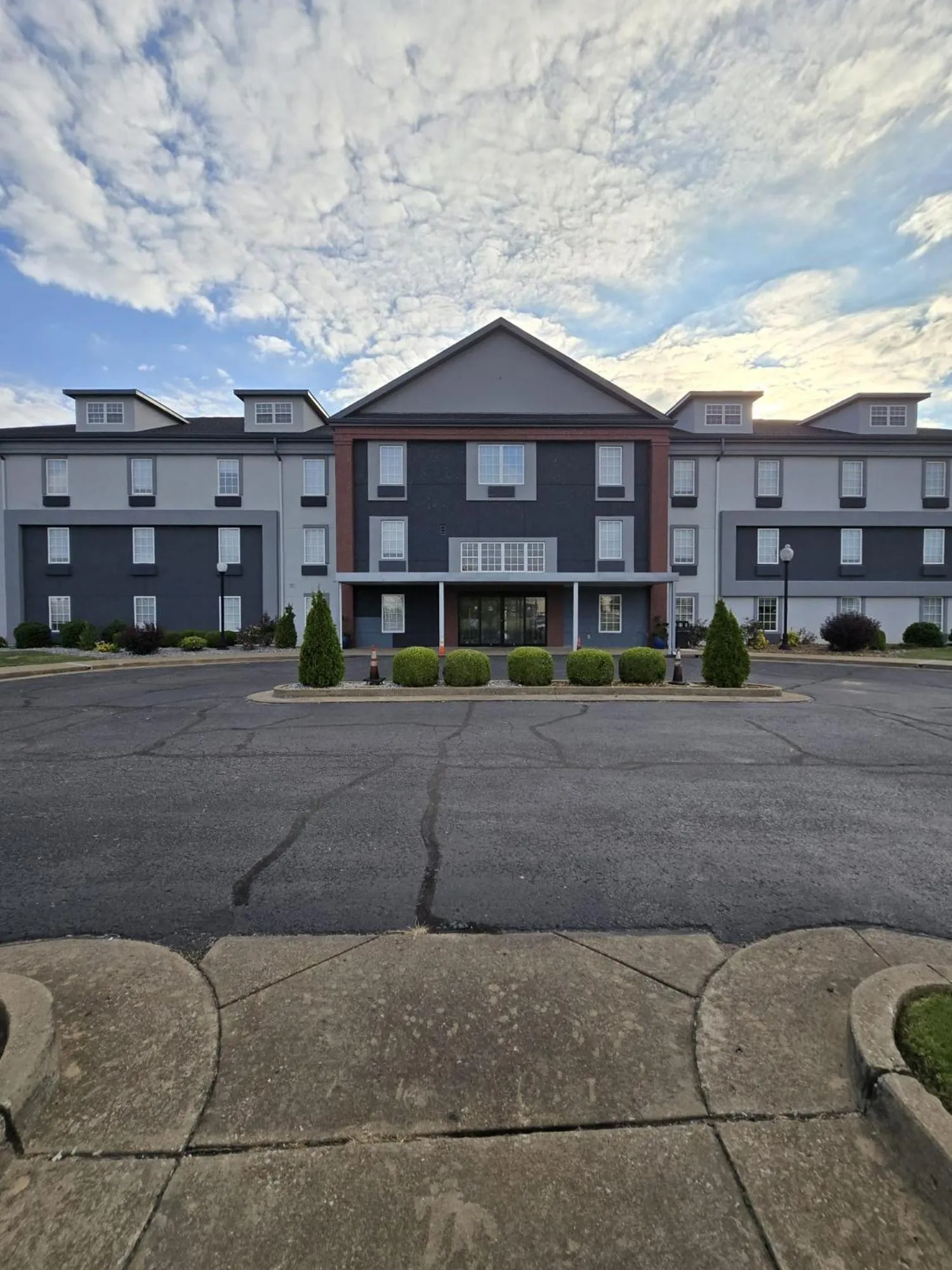 Property building in Howard Johnson by Wyndham Jackson