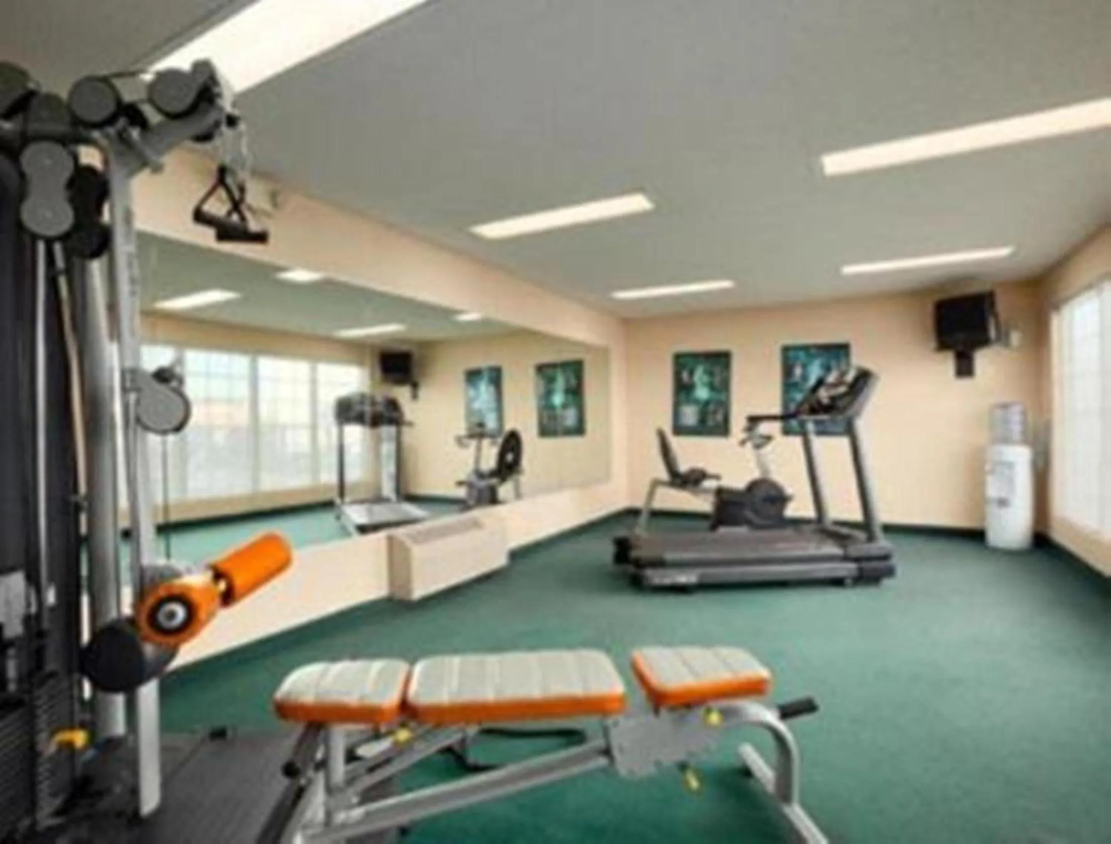 Fitness centre/facilities in Howard Johnson by Wyndham Jackson