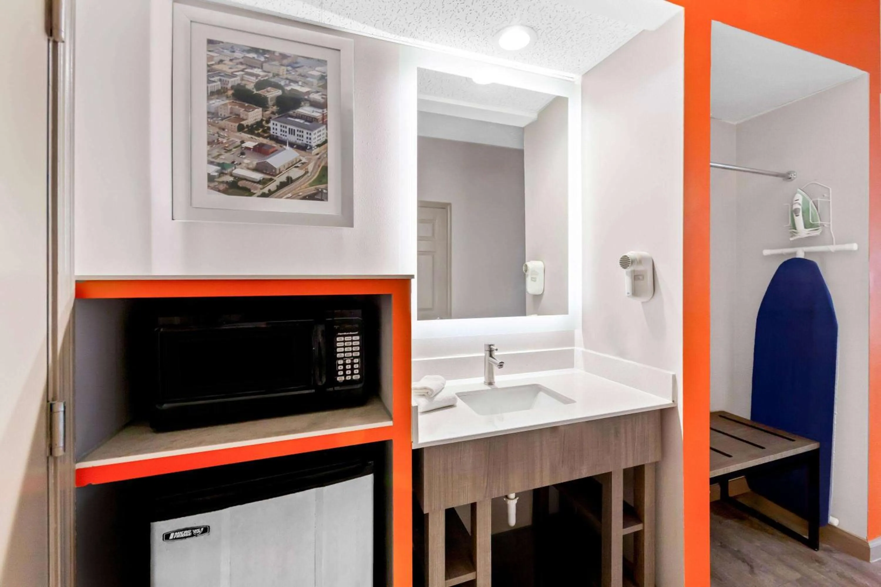 Bed in Howard Johnson by Wyndham Jackson