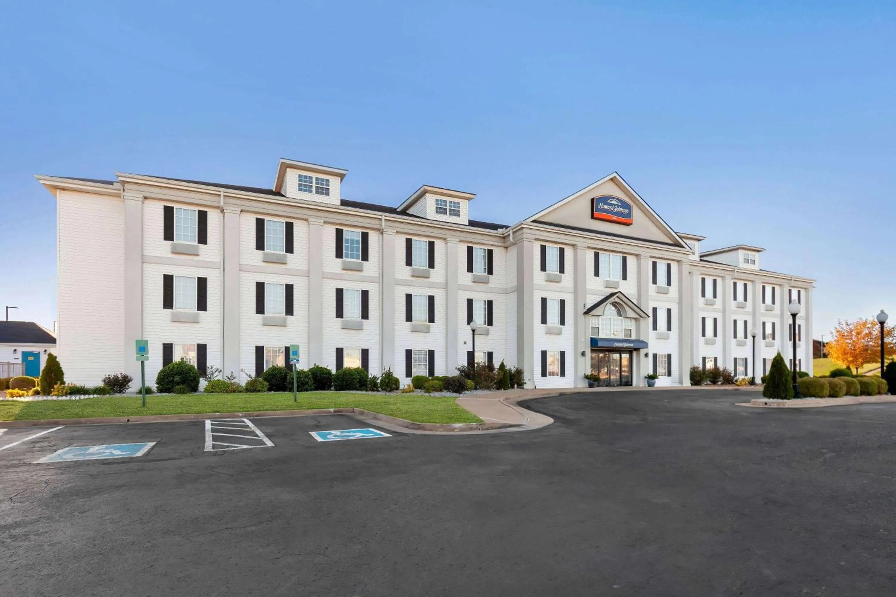 Property building in Howard Johnson by Wyndham Jackson