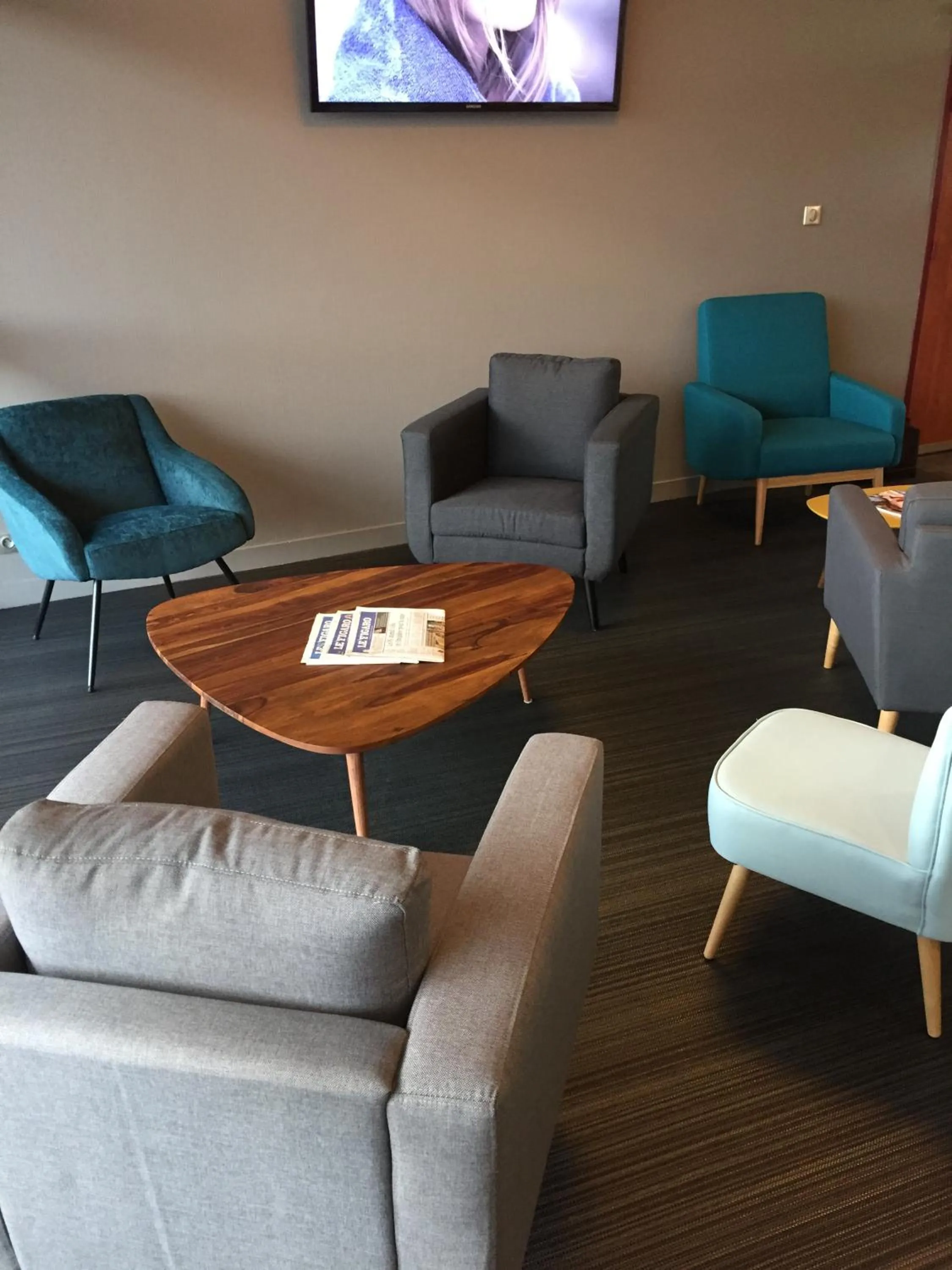 Communal lounge/ TV room in Brit Hotel Confort BRESSUIRE